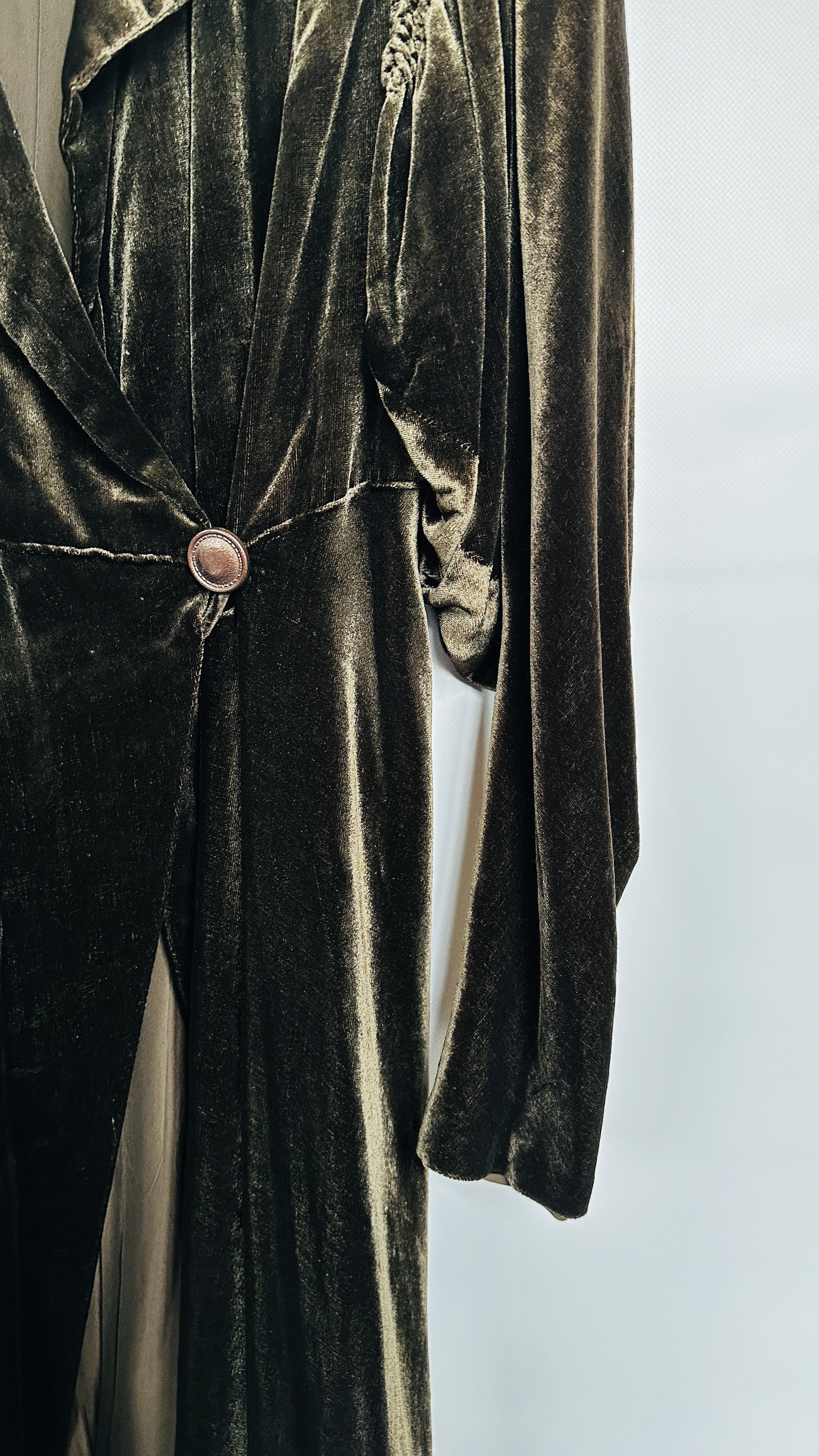 1930S BROWN VELVET EVENING COAT PETER JONES, LEG OF MUTTON SLEEVES, RUCHED COLLAR - A/F CONDITION, - Image 7 of 15