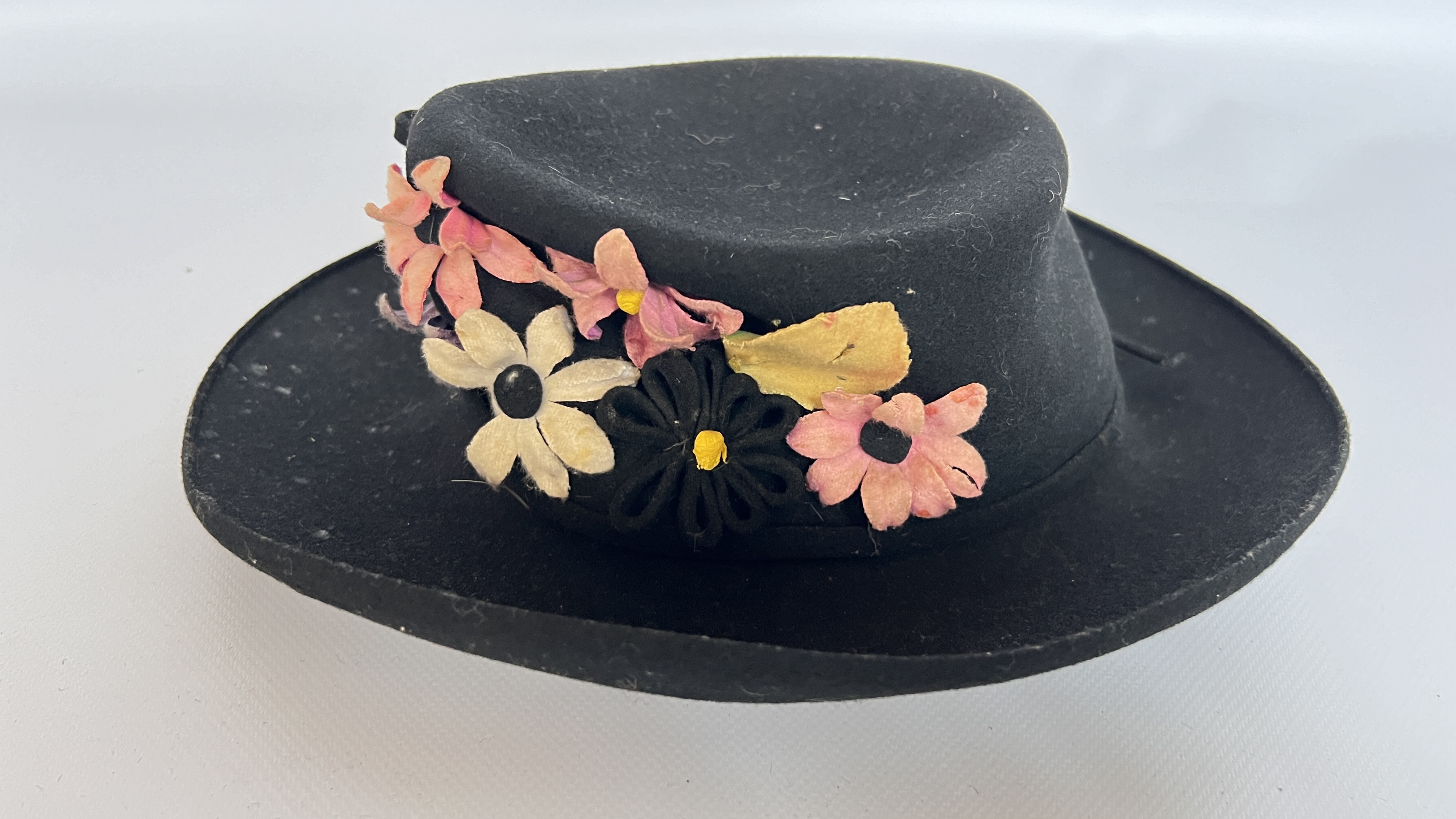 13 1940/50S HATS, 1 MORRIS ANGEL & SON LTD PURPLE TOP HAT (SOME DAMAGE), - Image 26 of 64