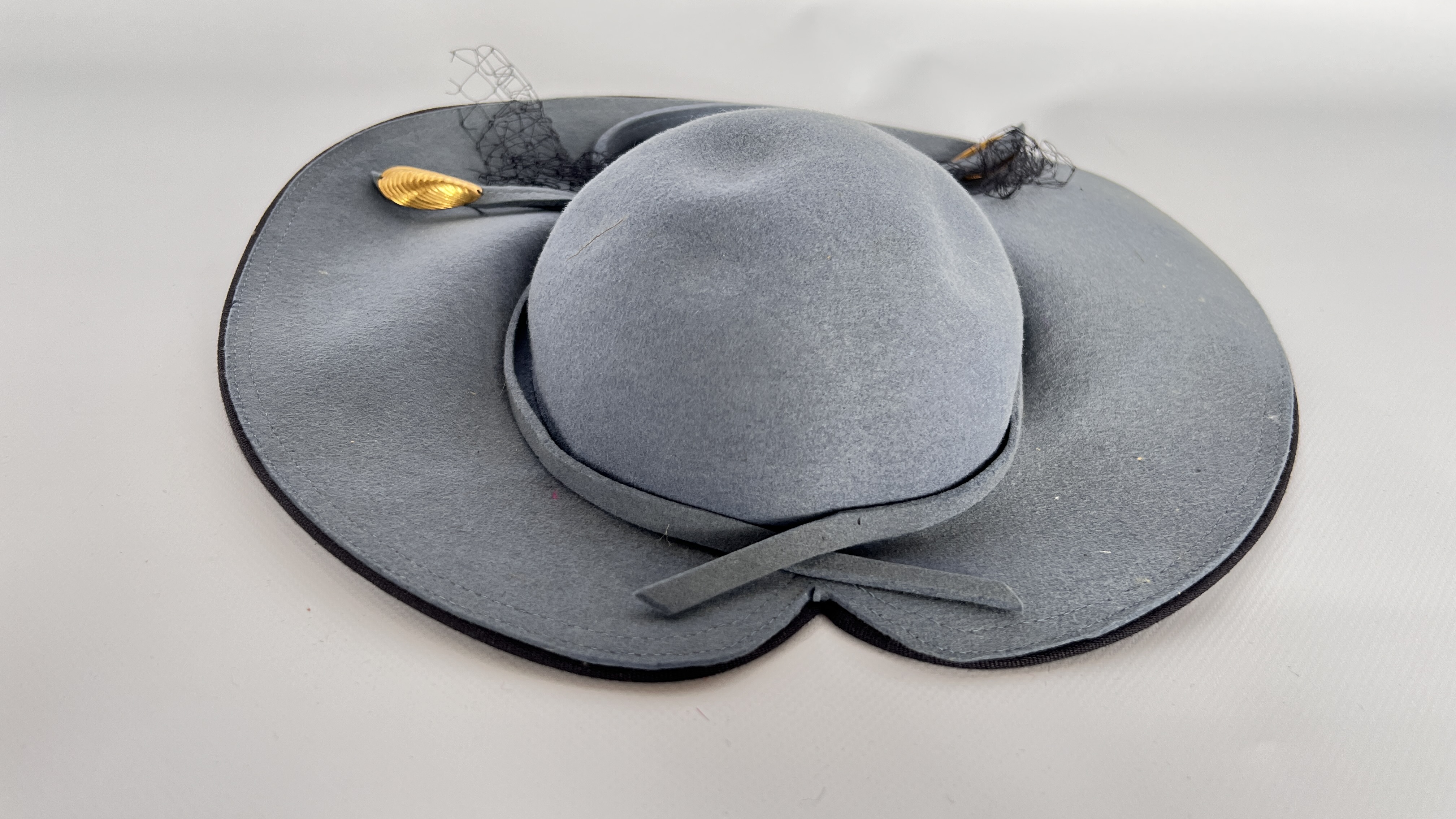 5 1940/50S HATS, 1 MULTI COLOURED FEATHER, 1LILAC/GREY STRAW (FADED) WITH FLOWERS, 1 BROWN STRAW, - Image 24 of 27
