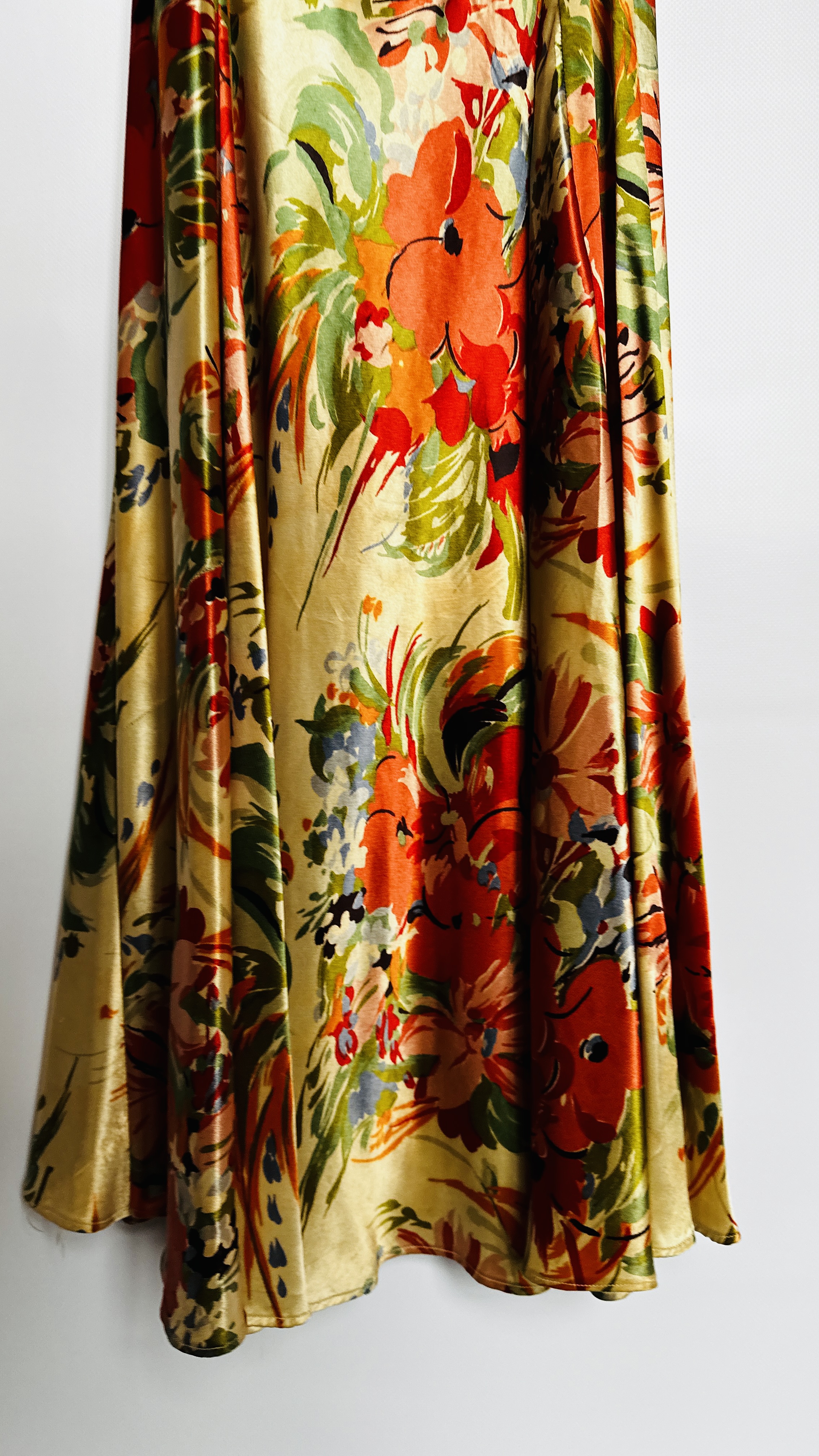 1930S CREAM & RED SATIN EVENING GOWN WITH CORAL/BLUE/GREEN FLOWERED DESIGN, - Image 18 of 18