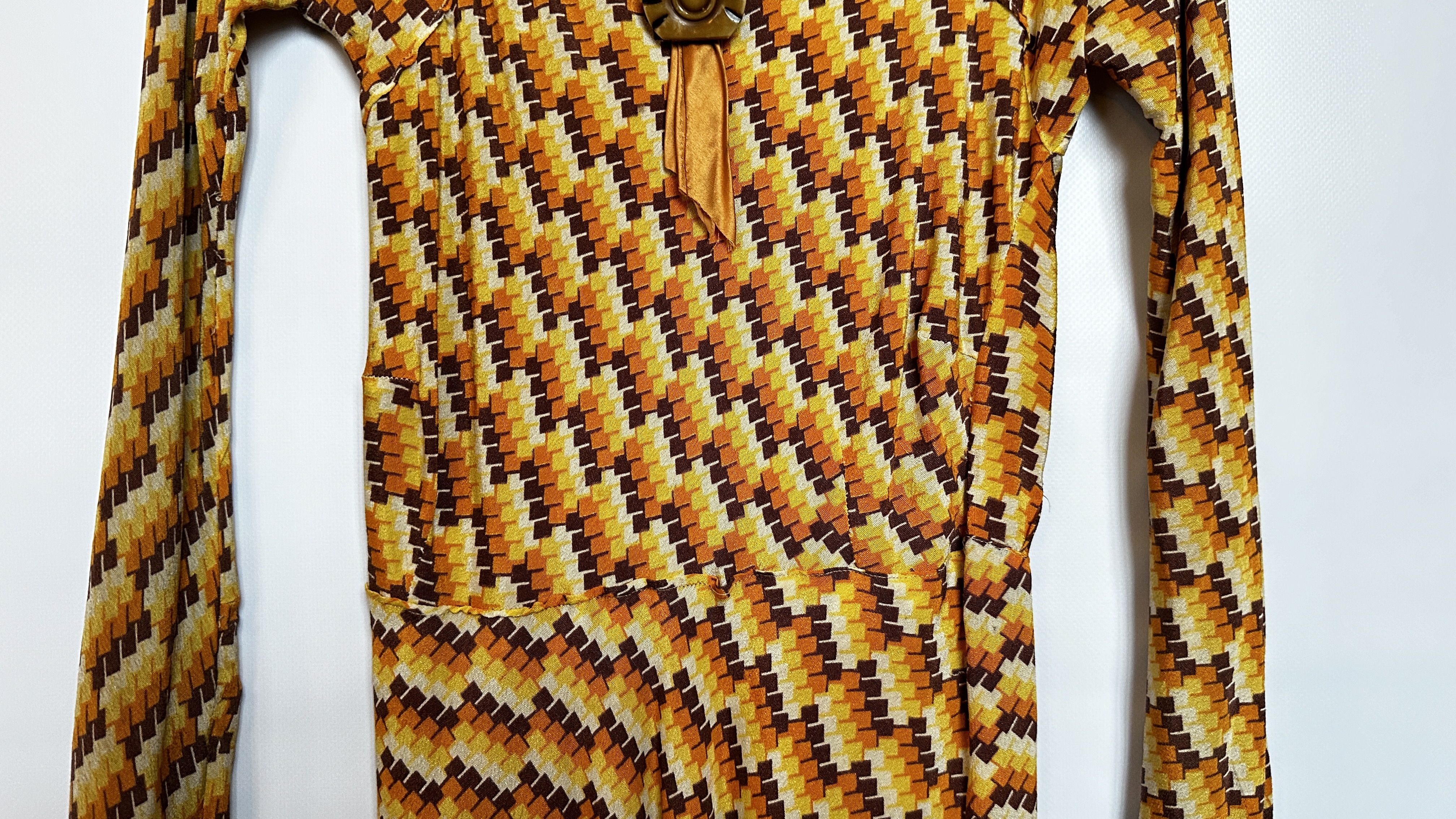 1930S YELLOW/BROWN CREPE DRESS, DECO DESIGN, LONG SLEEVES, - Image 4 of 18