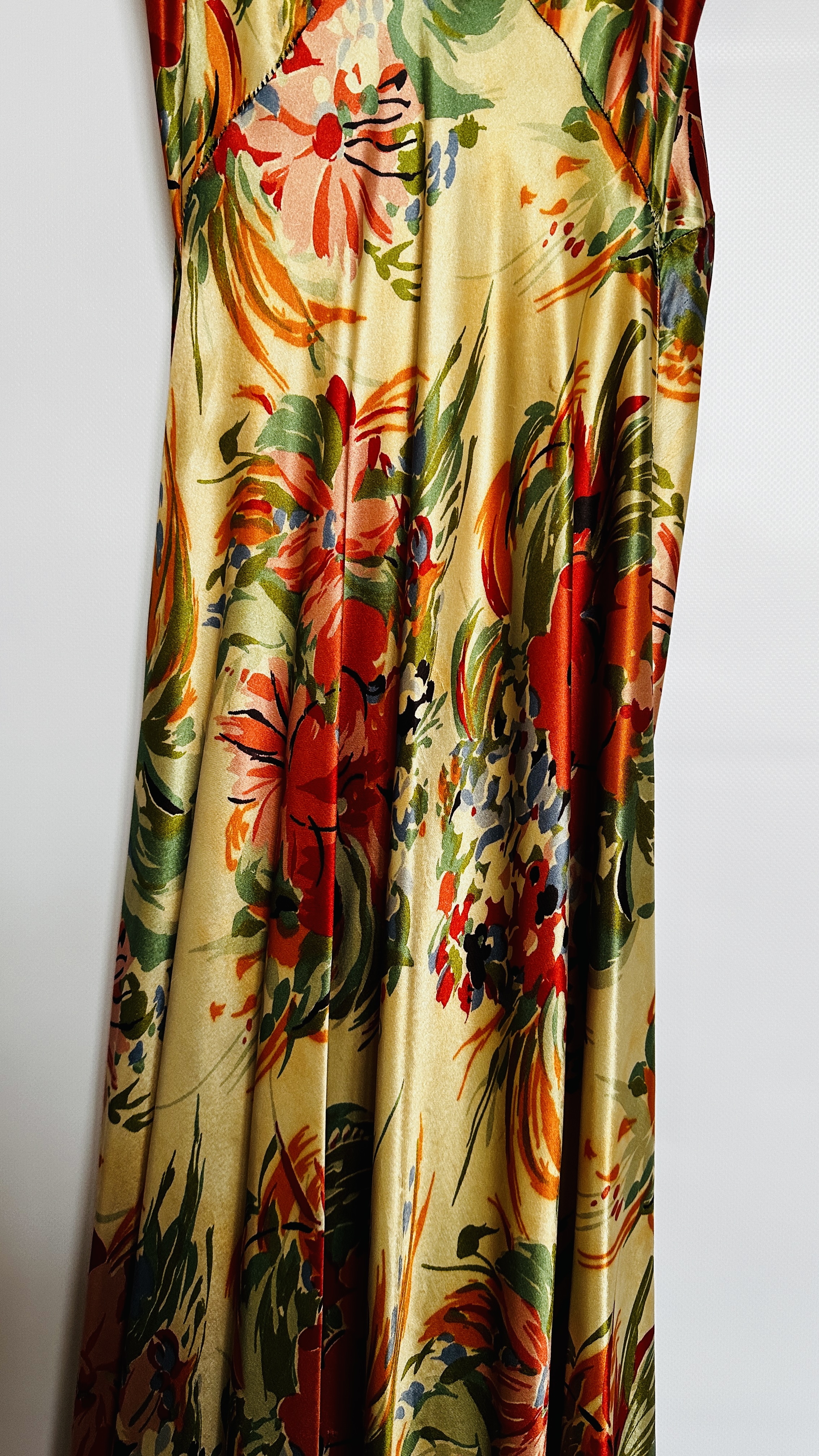 1930S CREAM & RED SATIN EVENING GOWN WITH CORAL/BLUE/GREEN FLOWERED DESIGN, - Image 3 of 18