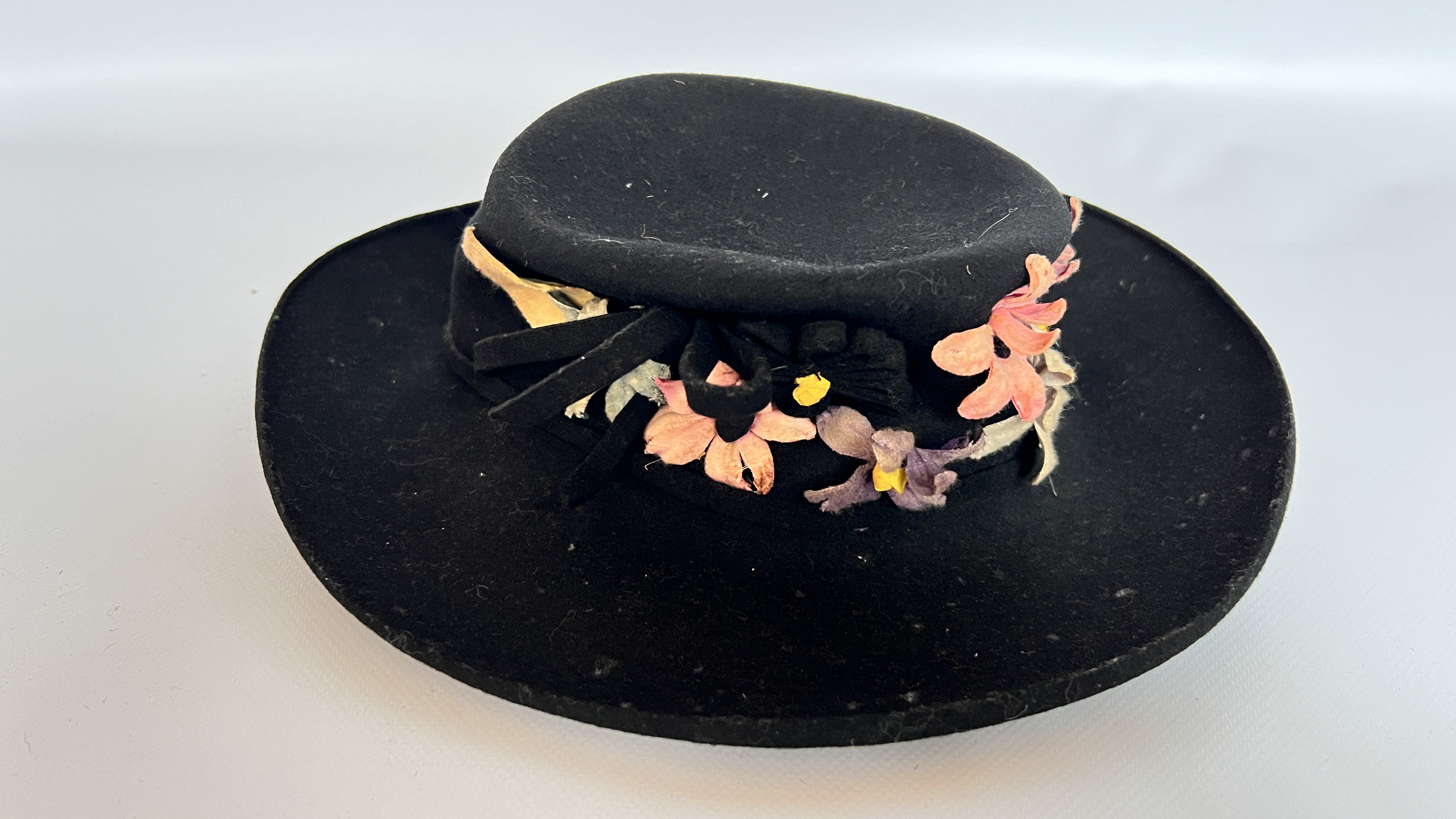 13 1940/50S HATS, 1 MORRIS ANGEL & SON LTD PURPLE TOP HAT (SOME DAMAGE), - Image 28 of 64