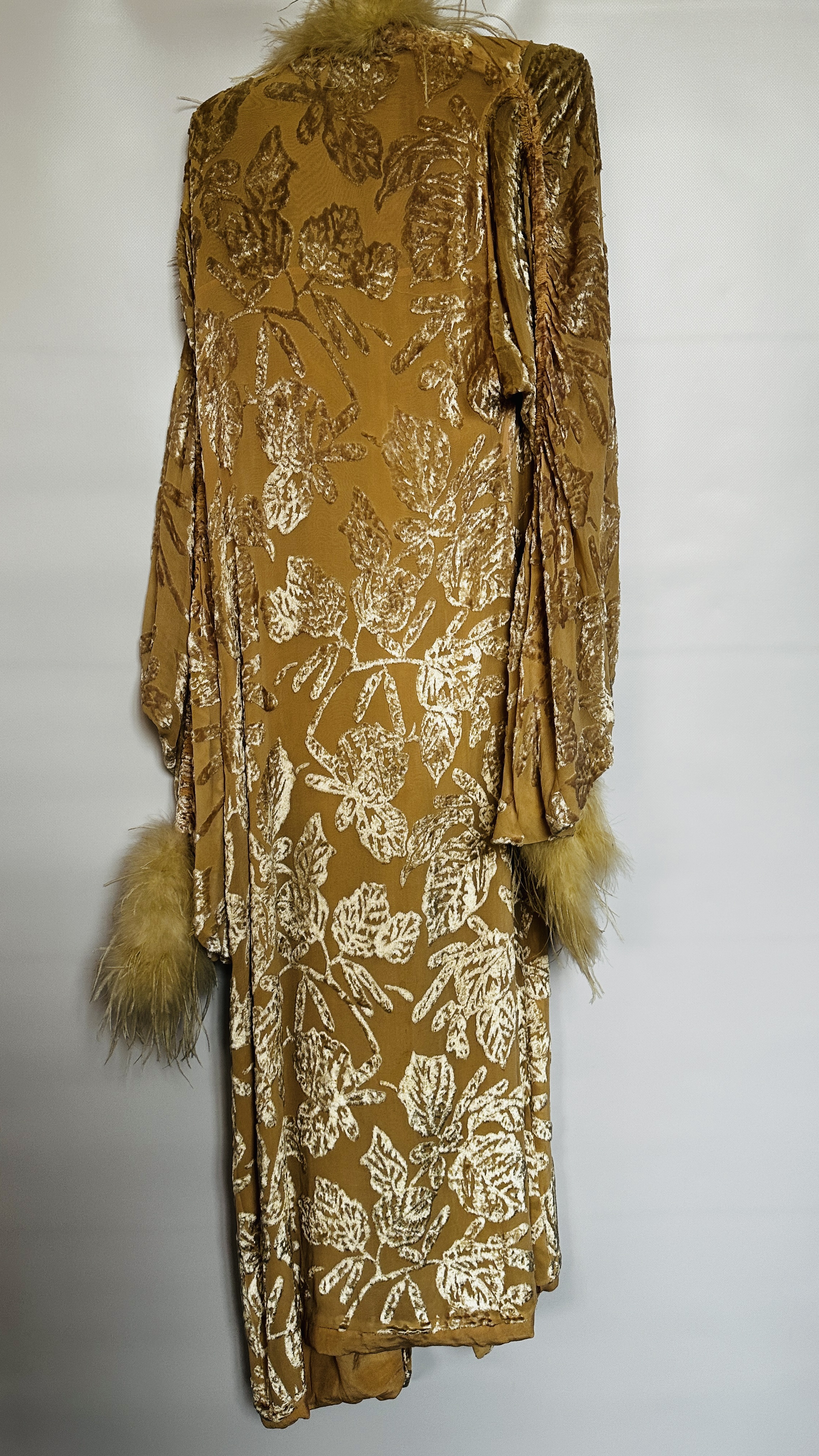 1930S PINK CUT VELVET DRESSING GOWN TRIMMED ON CUFFS AND NECKLINE WITH MARABOU FEATHER - A/F - Image 15 of 27