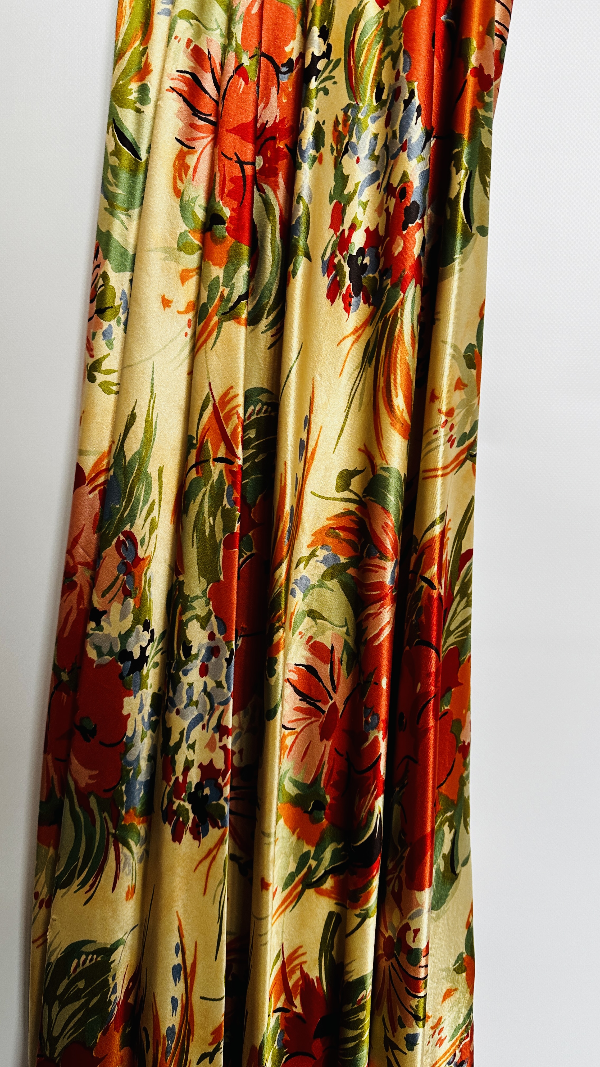 1930S CREAM & RED SATIN EVENING GOWN WITH CORAL/BLUE/GREEN FLOWERED DESIGN, - Image 4 of 18