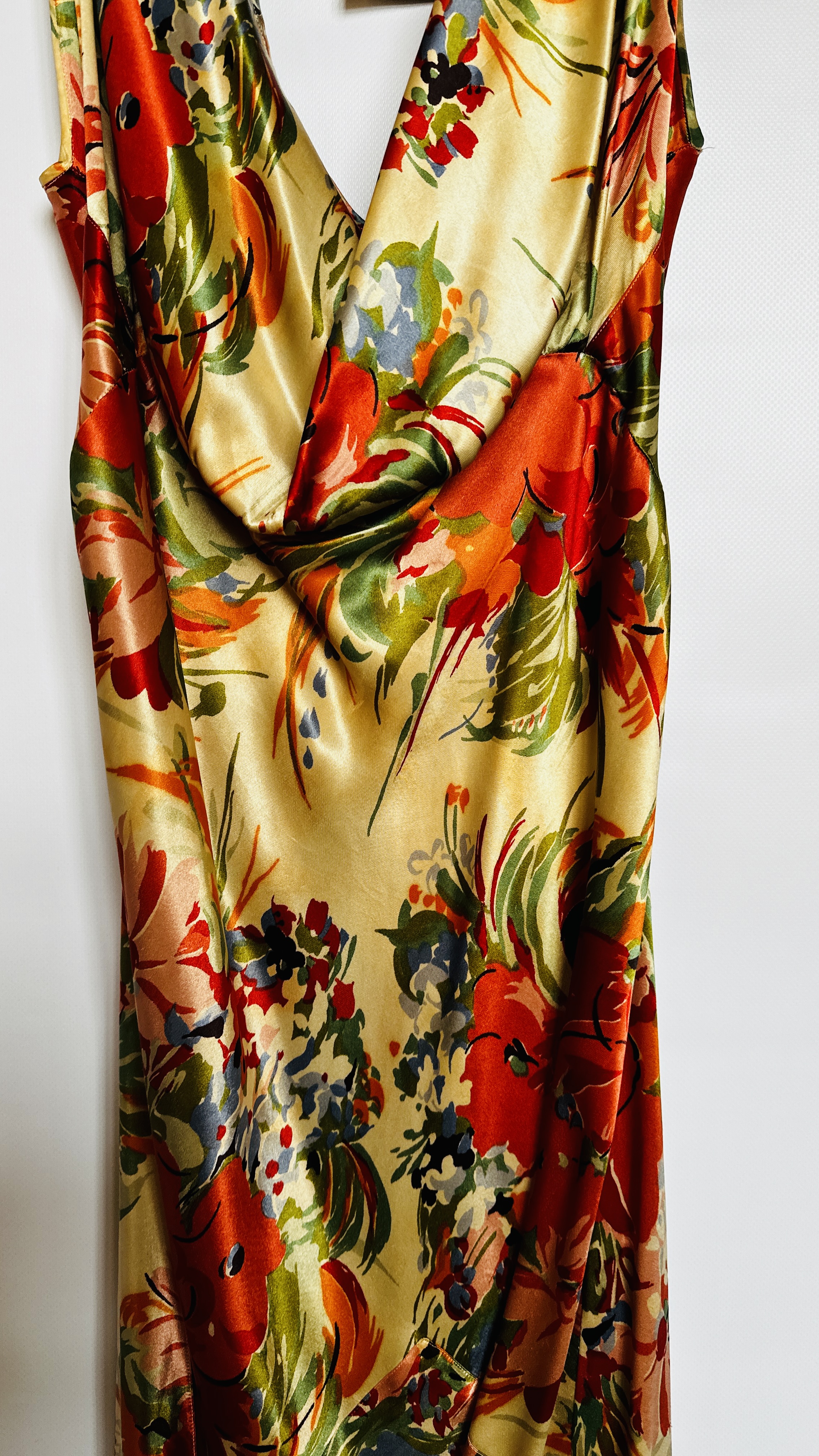 1930S CREAM & RED SATIN EVENING GOWN WITH CORAL/BLUE/GREEN FLOWERED DESIGN, - Image 15 of 18