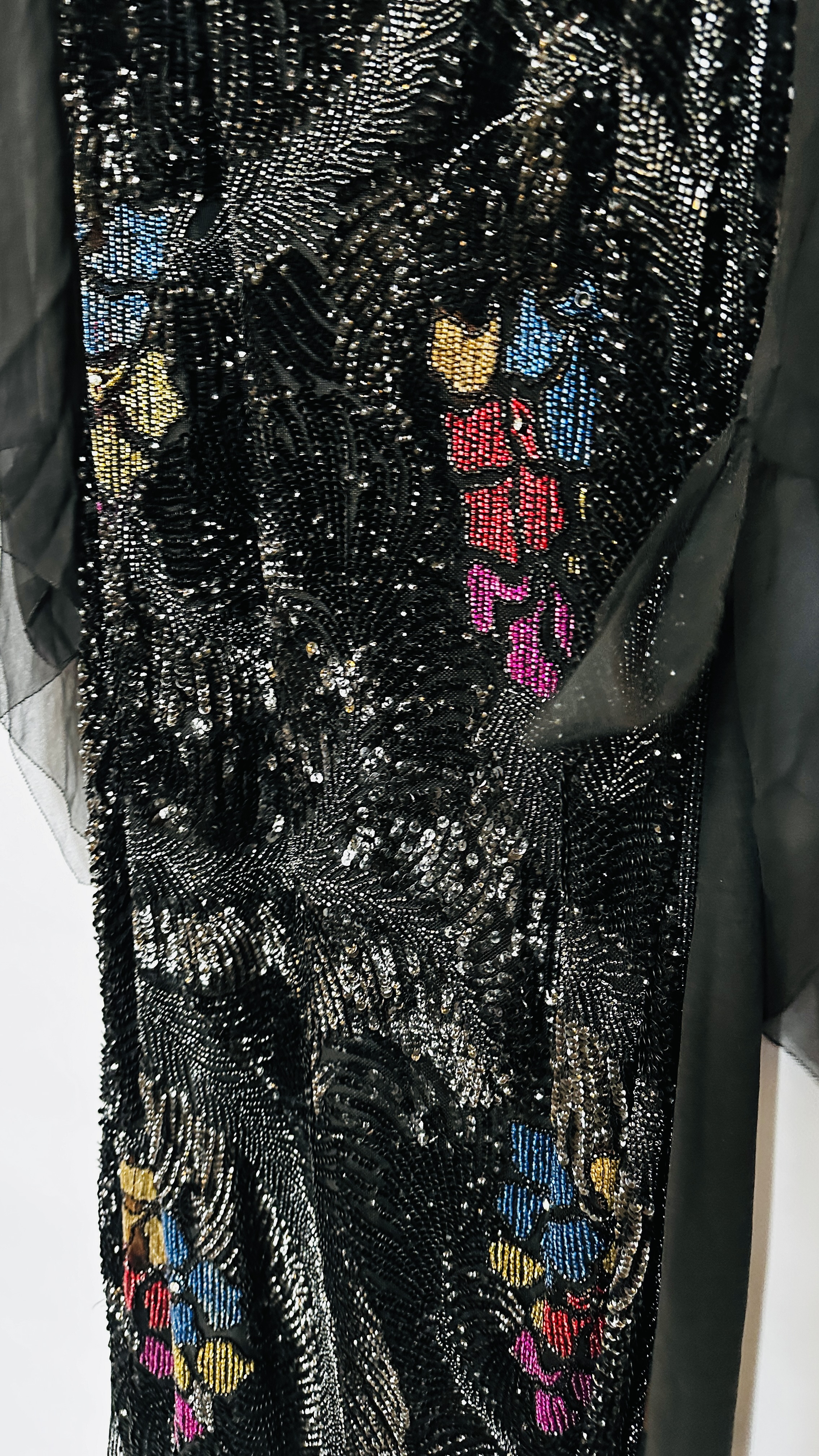 1920S BLACK BEAD & SEQUINNED FLAPPER DRESS WITH UNDER SLIP, RED/BLUE/GREEN FLOWER DESIGN BEAD WORK, - Image 17 of 18