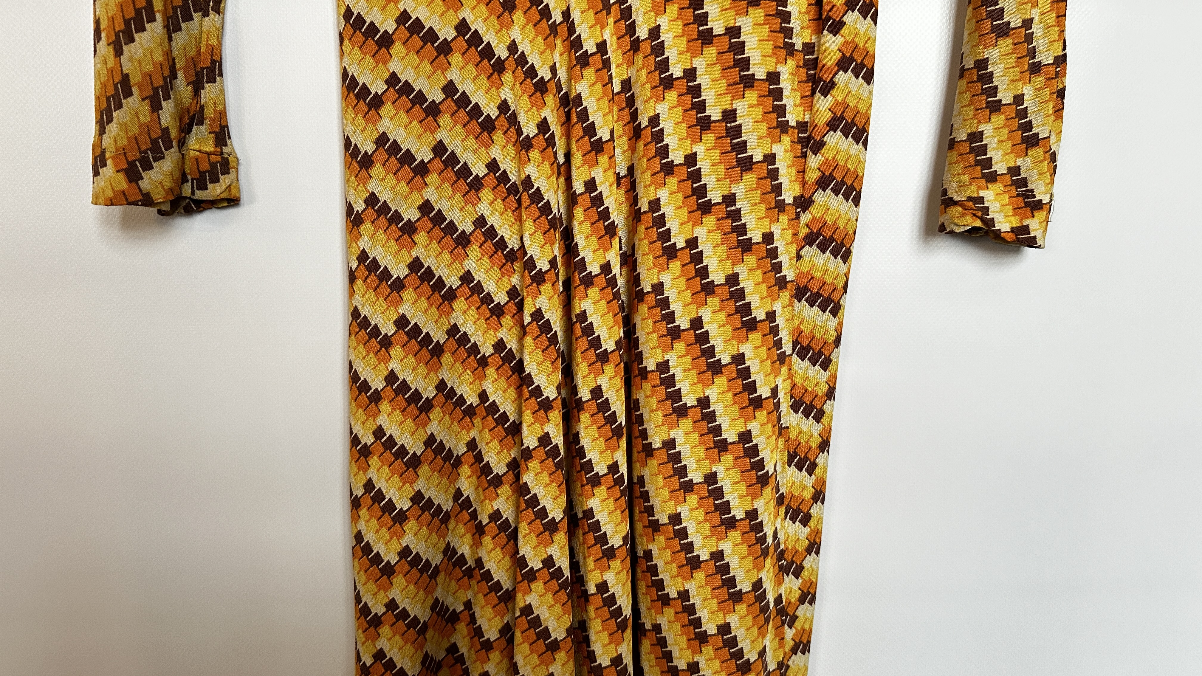 1930S YELLOW/BROWN CREPE DRESS, DECO DESIGN, LONG SLEEVES, - Image 6 of 18
