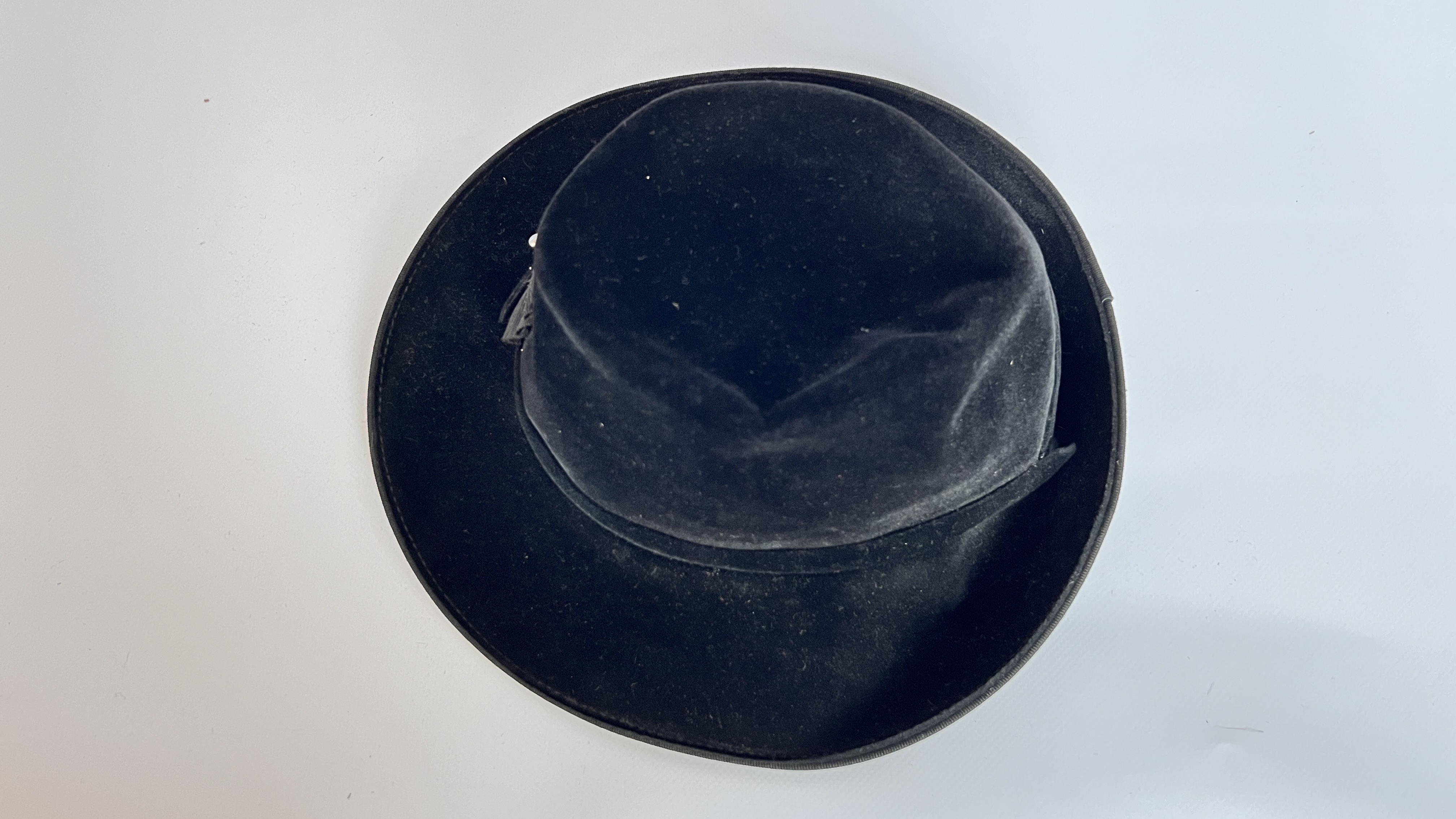 13 1940/50S HATS, 1 MORRIS ANGEL & SON LTD PURPLE TOP HAT (SOME DAMAGE), - Image 30 of 64