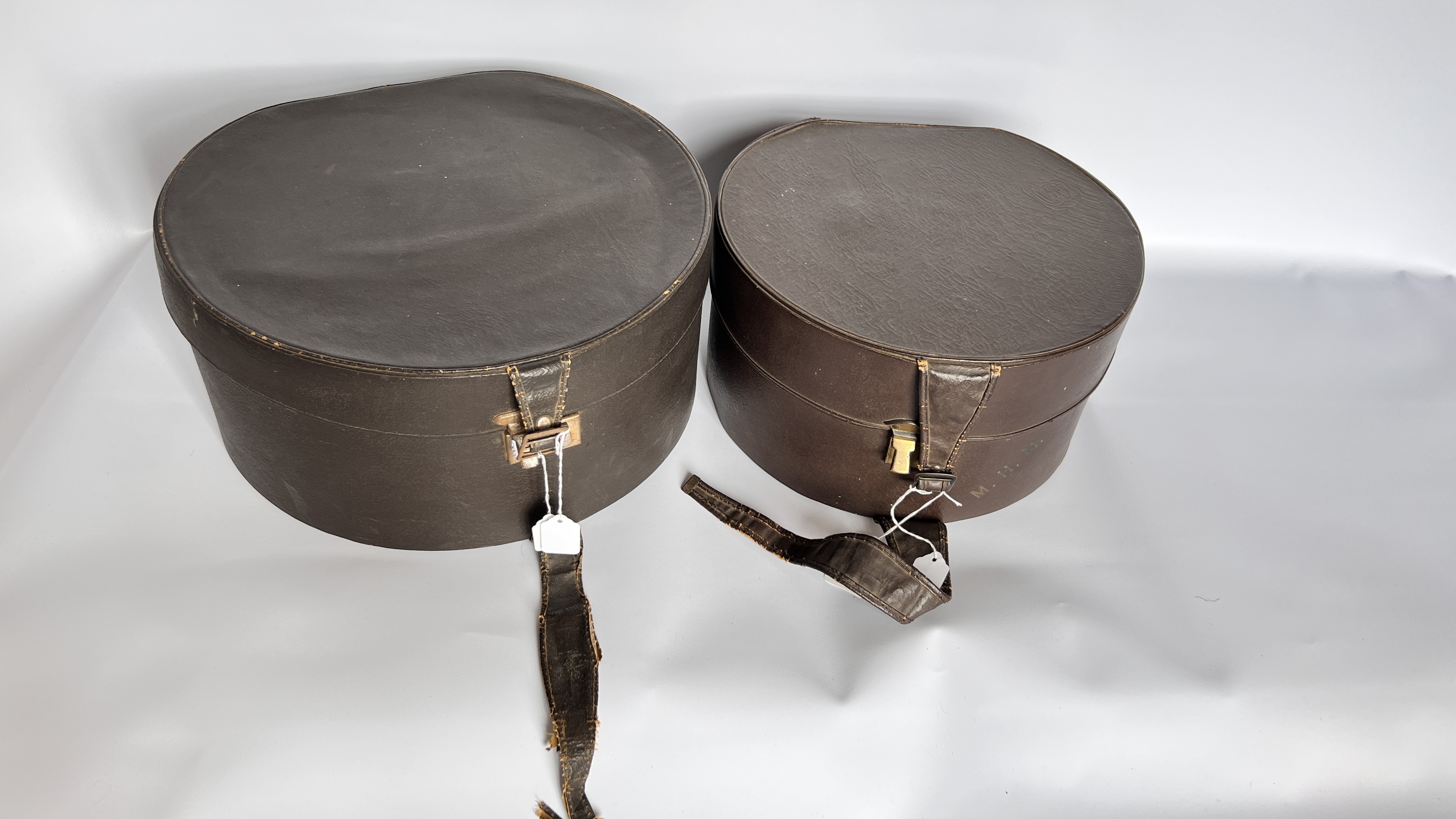 2 HAT BOXES CONTAINING 6 1940S HATS, 1 GREY FELT WITH VEIL (BADLY DAMAGED), - Image 28 of 28