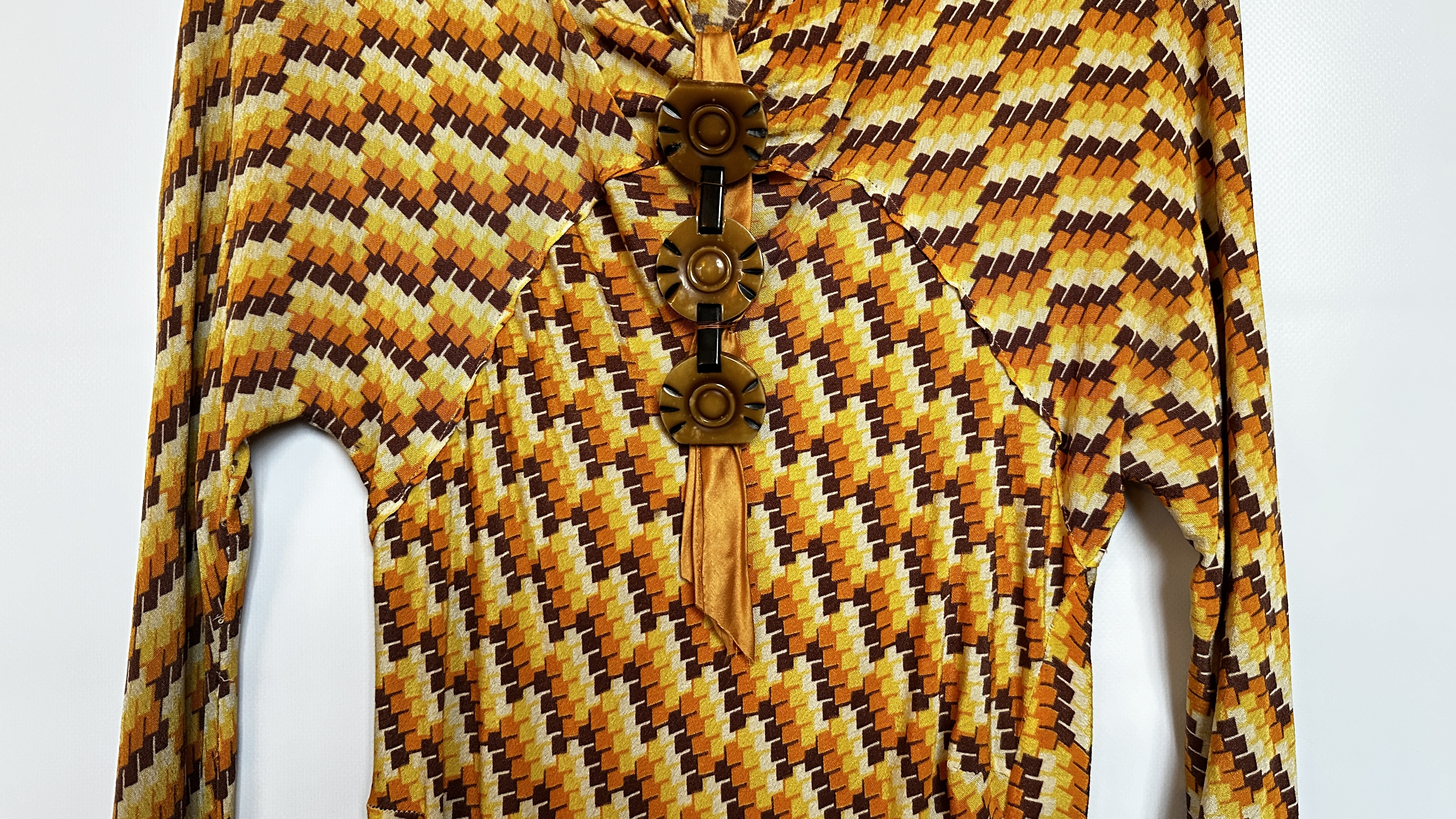 1930S YELLOW/BROWN CREPE DRESS, DECO DESIGN, LONG SLEEVES, - Image 3 of 18