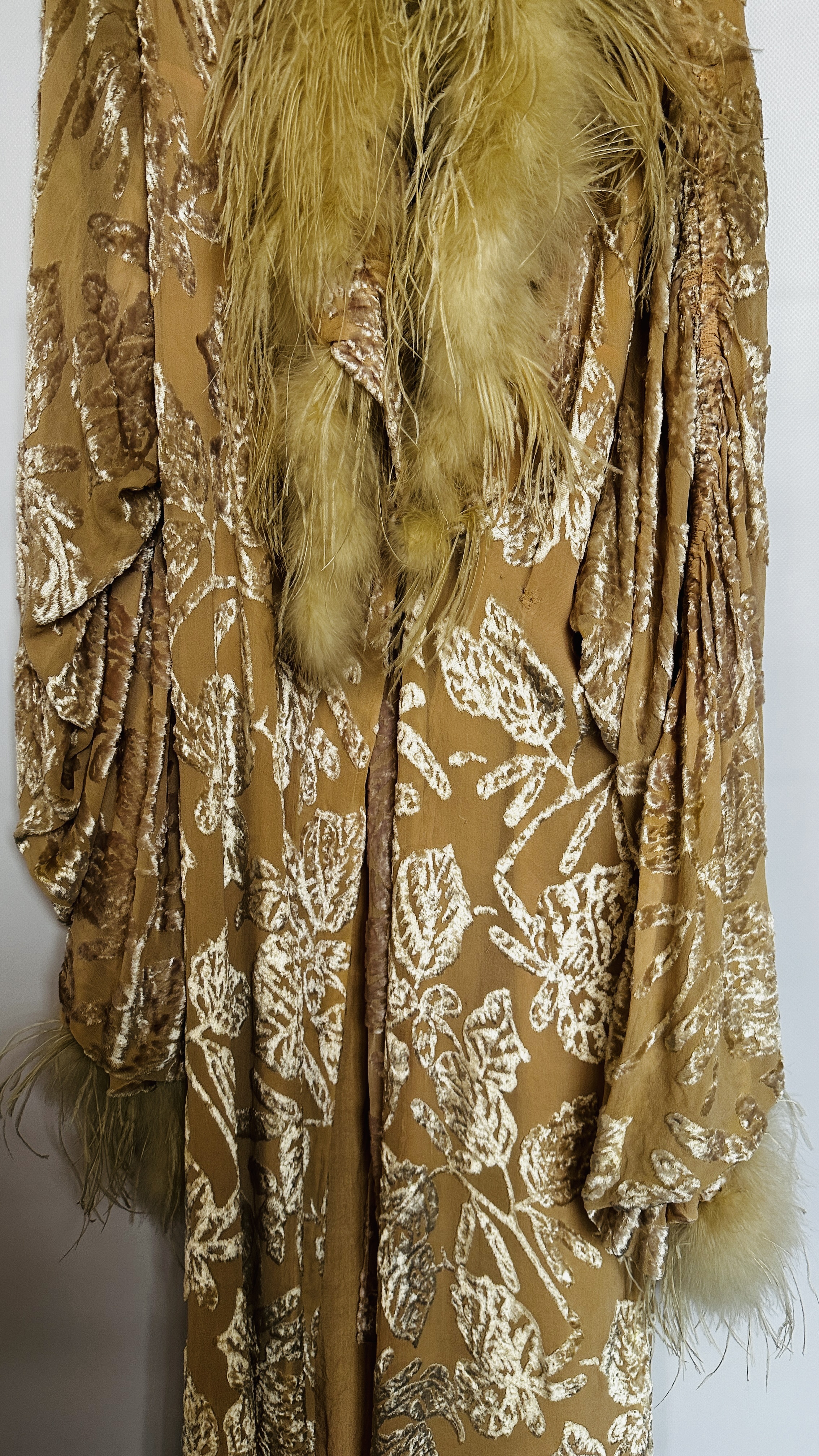 1930S PINK CUT VELVET DRESSING GOWN TRIMMED ON CUFFS AND NECKLINE WITH MARABOU FEATHER - A/F - Image 3 of 27