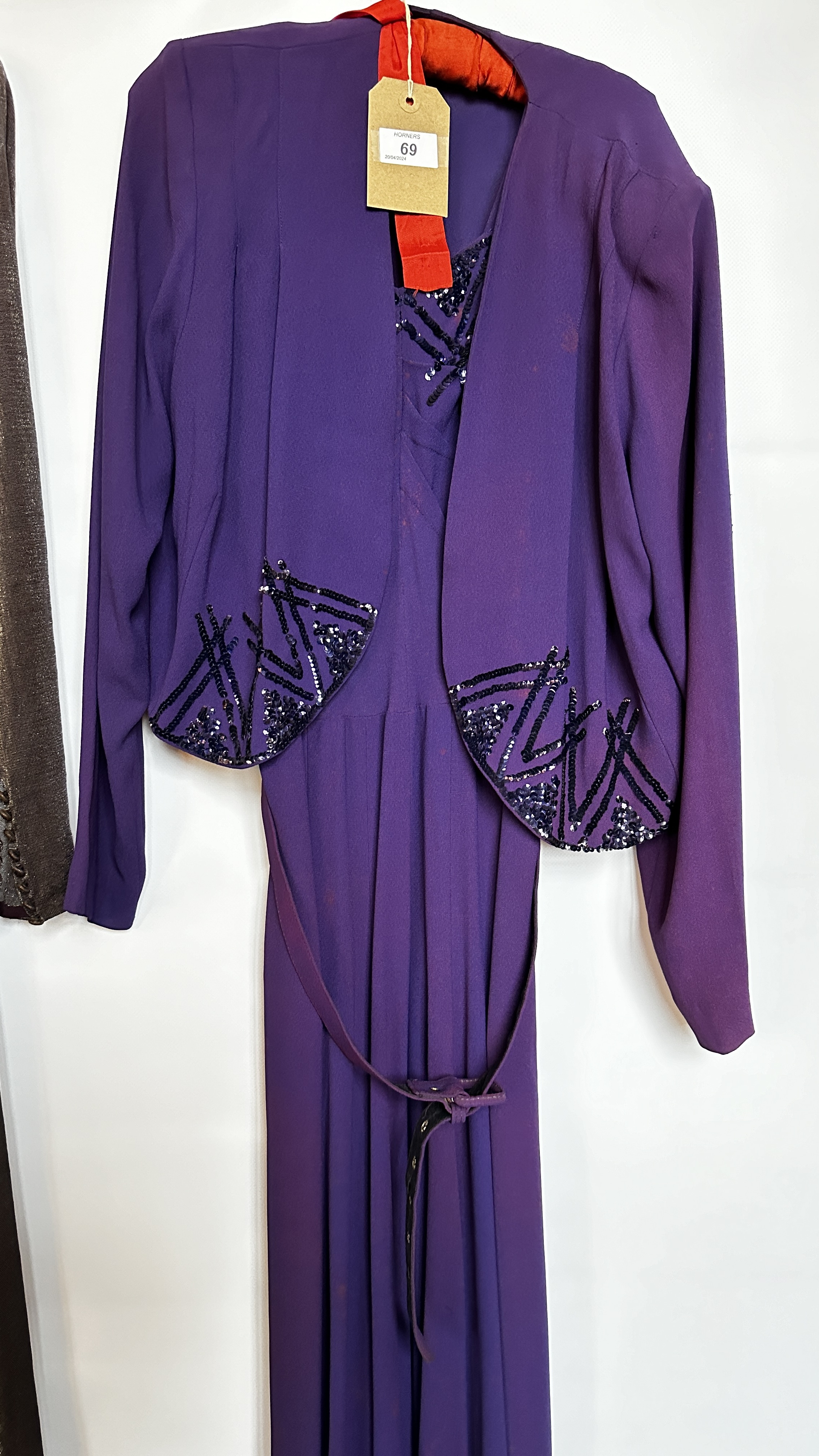 1940S PURPLE EVENING DRESS & BOLORO JACKET WITH SEQUIN DECORATION ON BODICE AND JACKET AND A 1940S - Image 12 of 37