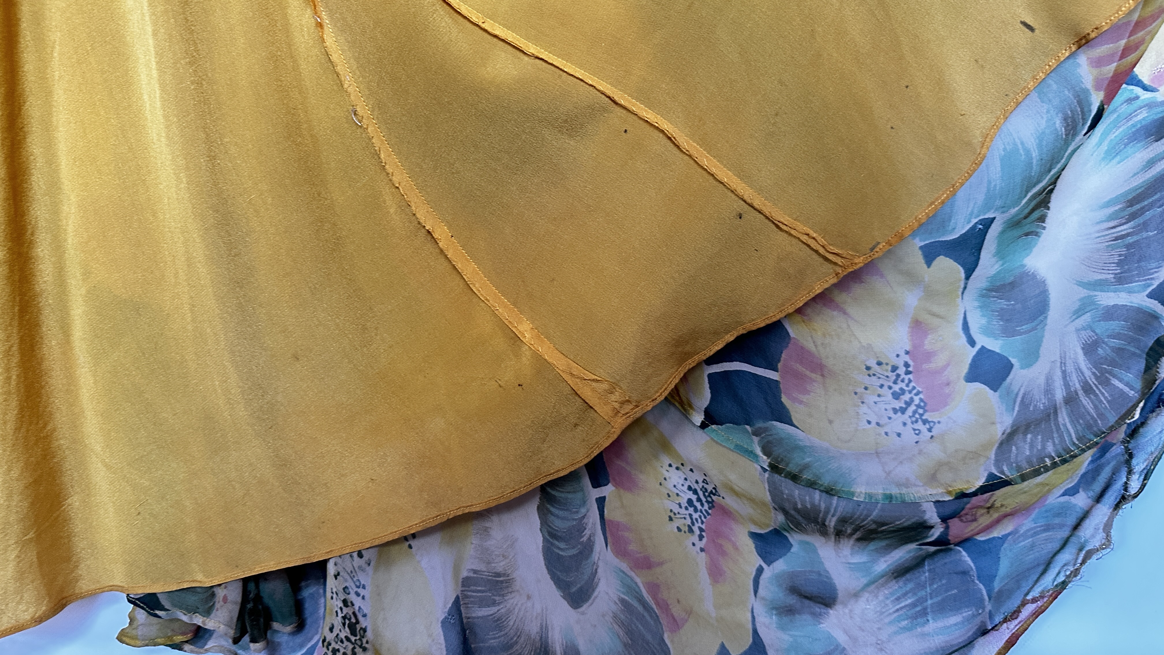 1930S CHIFFON AND CREPE DRESSING GOWN WITH LARGE YELLOW/GREEN/ORANGE FLOWERS - A/F CONDITION, - Image 7 of 39