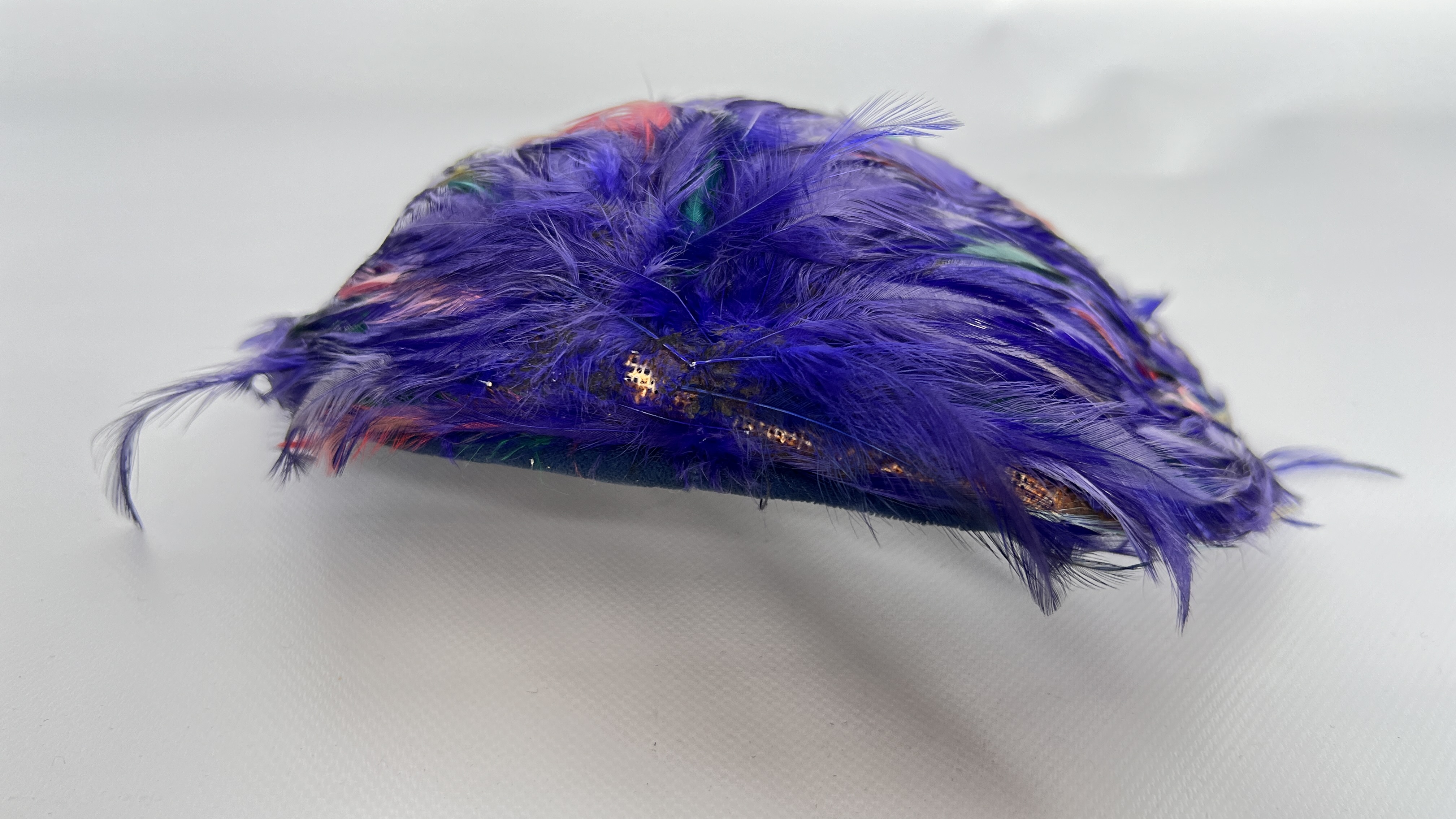 5 1940/50S HATS, 1 MULTI COLOURED FEATHER, 1LILAC/GREY STRAW (FADED) WITH FLOWERS, 1 BROWN STRAW, - Image 8 of 27