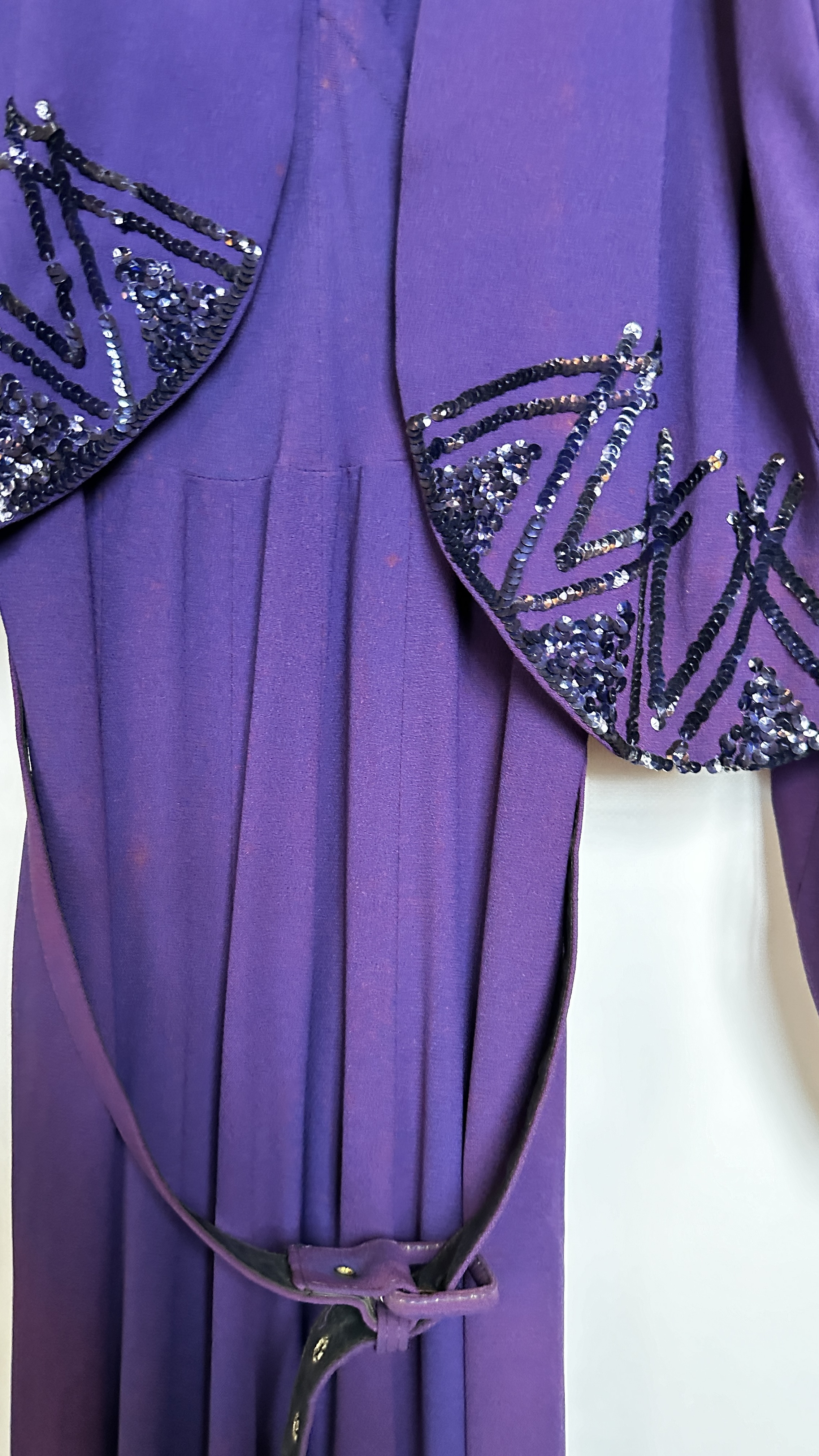 1940S PURPLE EVENING DRESS & BOLORO JACKET WITH SEQUIN DECORATION ON BODICE AND JACKET AND A 1940S - Image 16 of 37