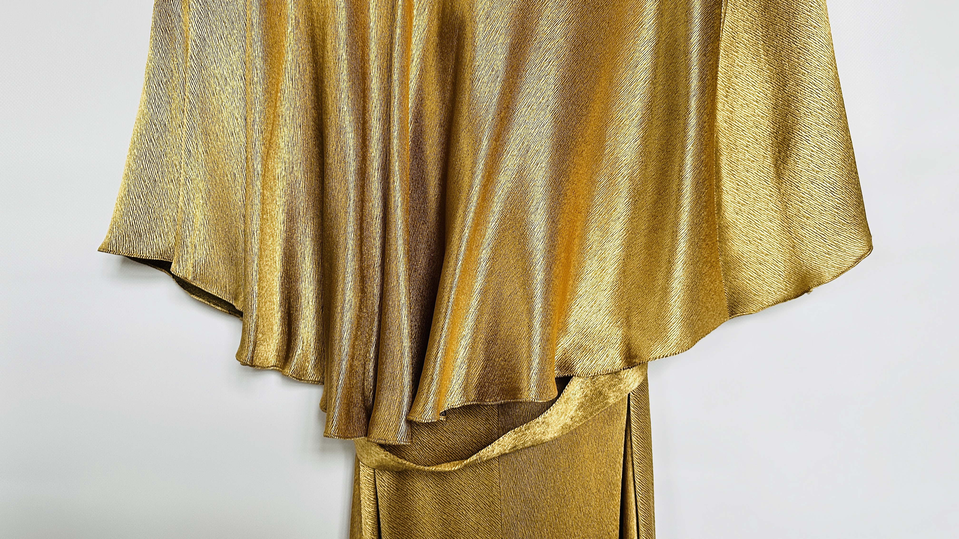 1930S GOLD LAMÉ EVENING DRESS WITH CAPE, RUCHED BODICE WITH FLOWERS AND BELT - A/F CONDITION, - Image 15 of 18