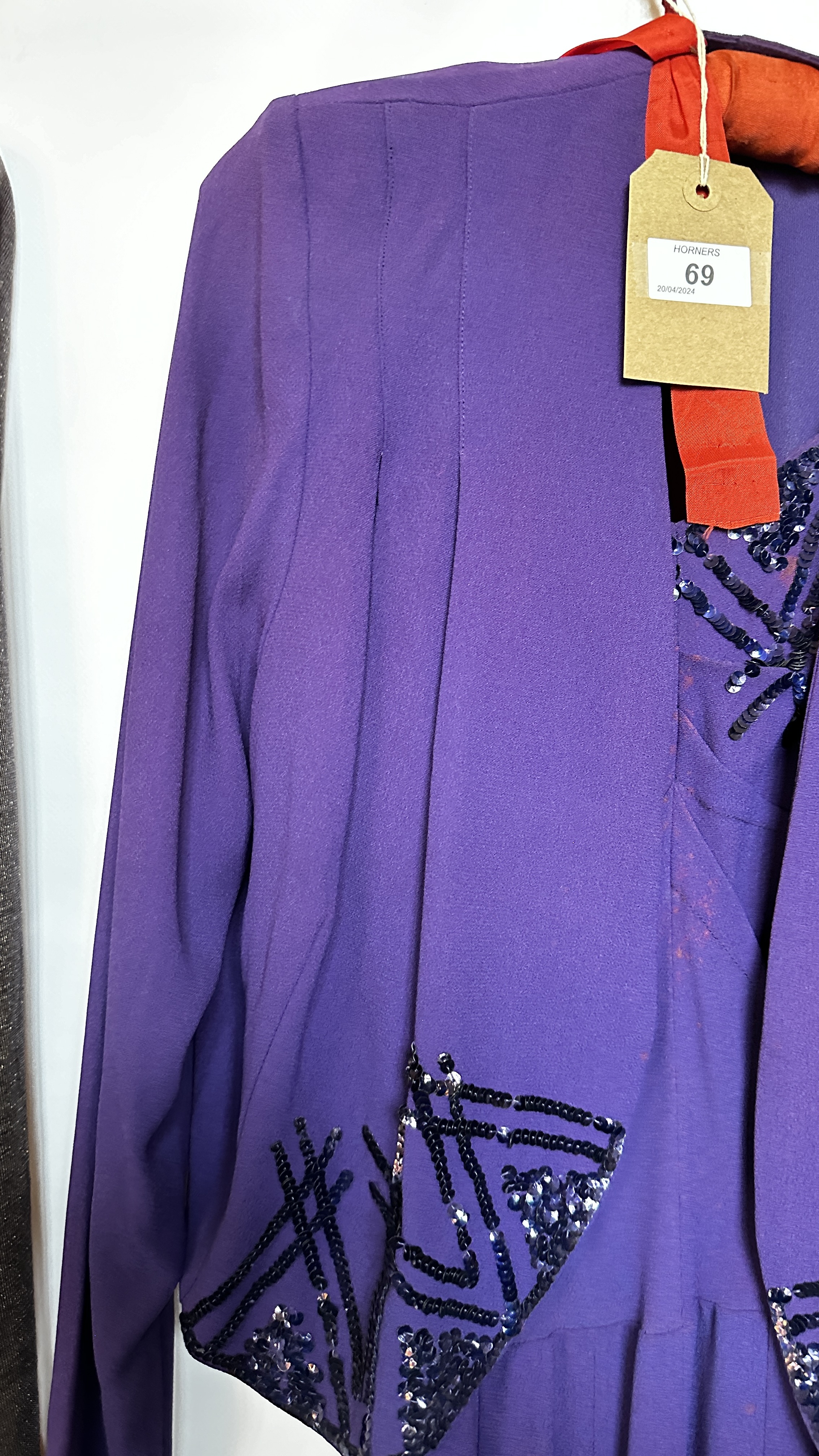 1940S PURPLE EVENING DRESS & BOLORO JACKET WITH SEQUIN DECORATION ON BODICE AND JACKET AND A 1940S - Image 14 of 37