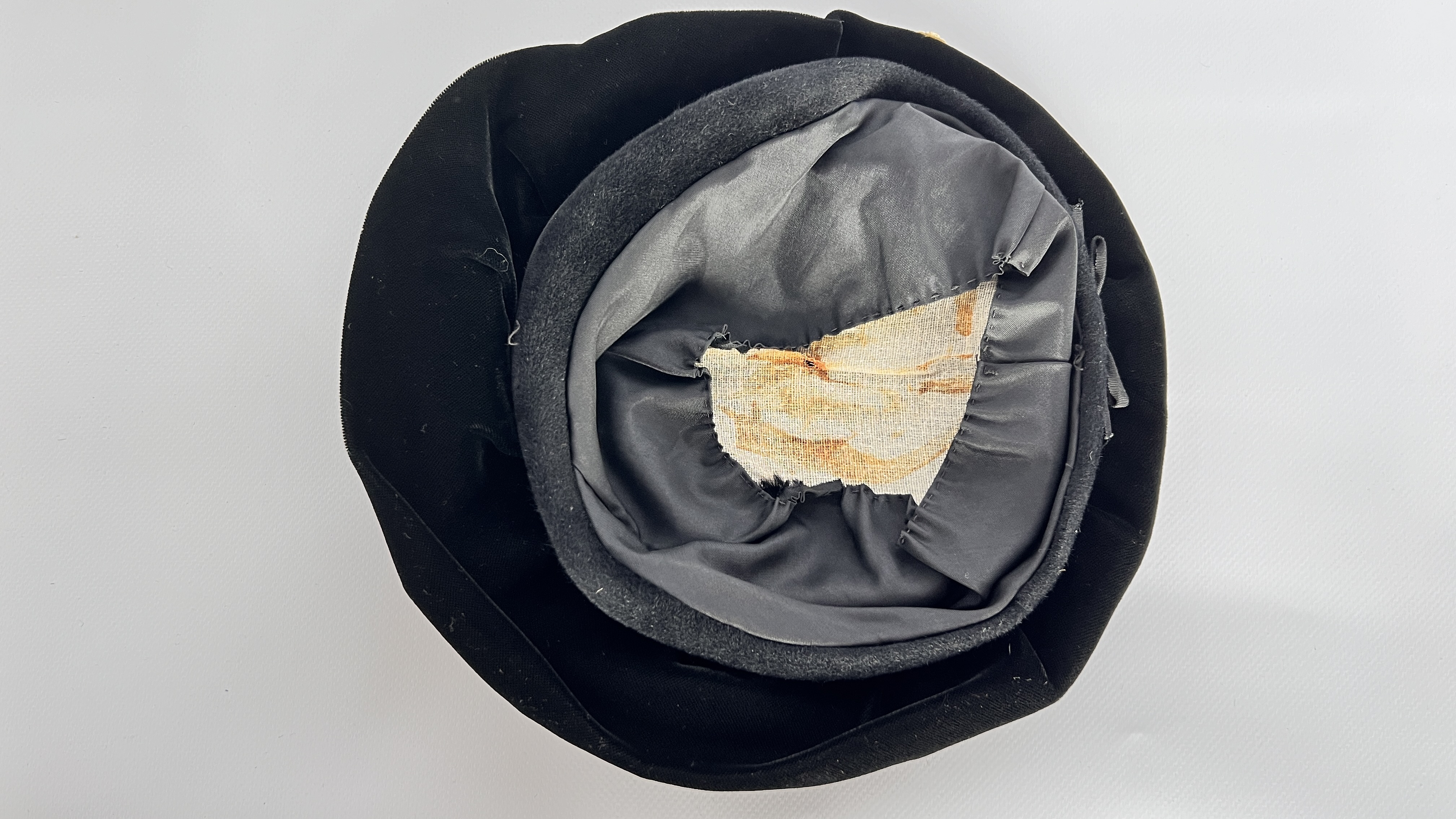 5 1940/50S HATS, 1 MULTI COLOURED FEATHER, 1LILAC/GREY STRAW (FADED) WITH FLOWERS, 1 BROWN STRAW, - Image 21 of 27