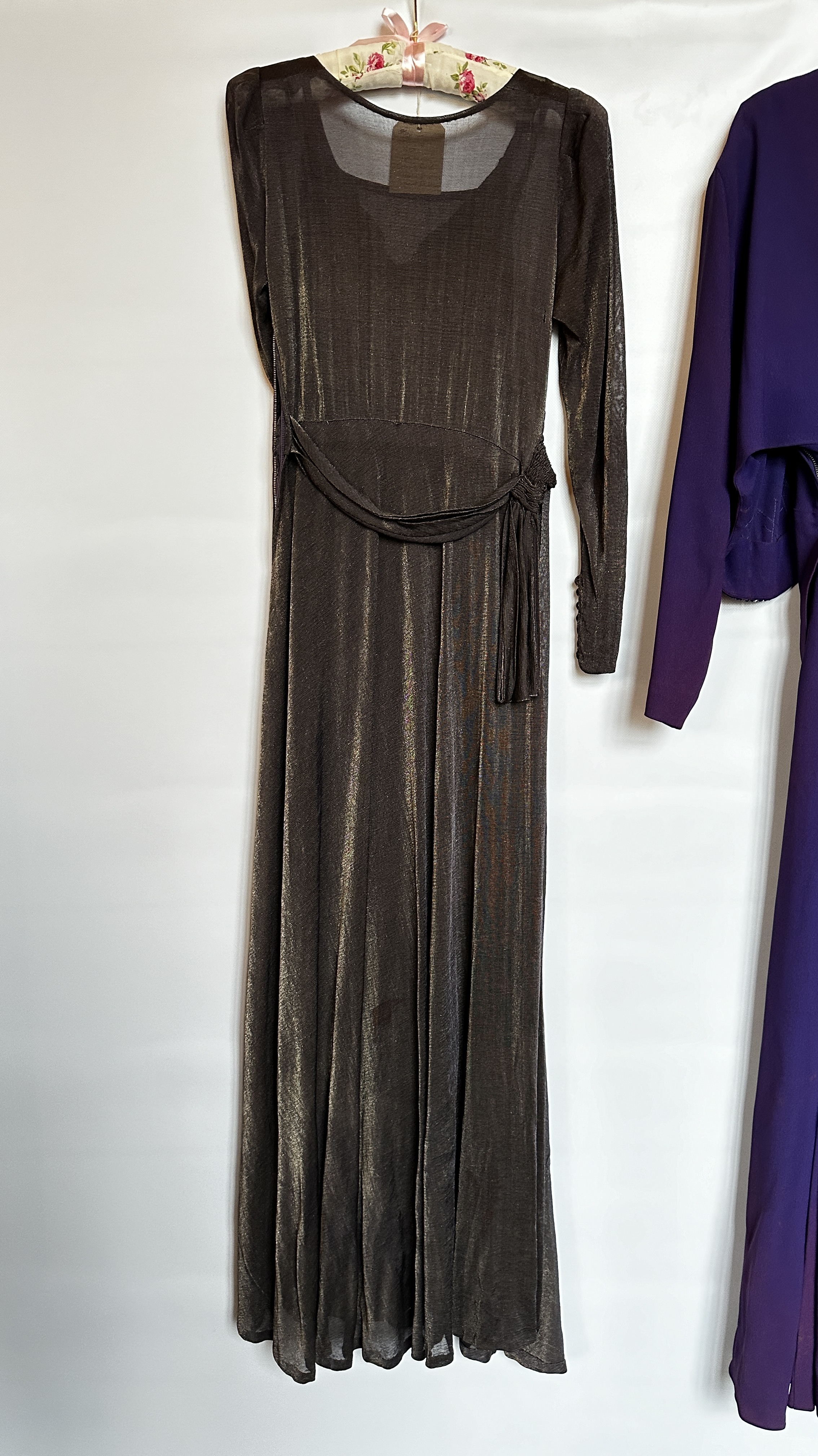 1940S PURPLE EVENING DRESS & BOLORO JACKET WITH SEQUIN DECORATION ON BODICE AND JACKET AND A 1940S - Image 29 of 37