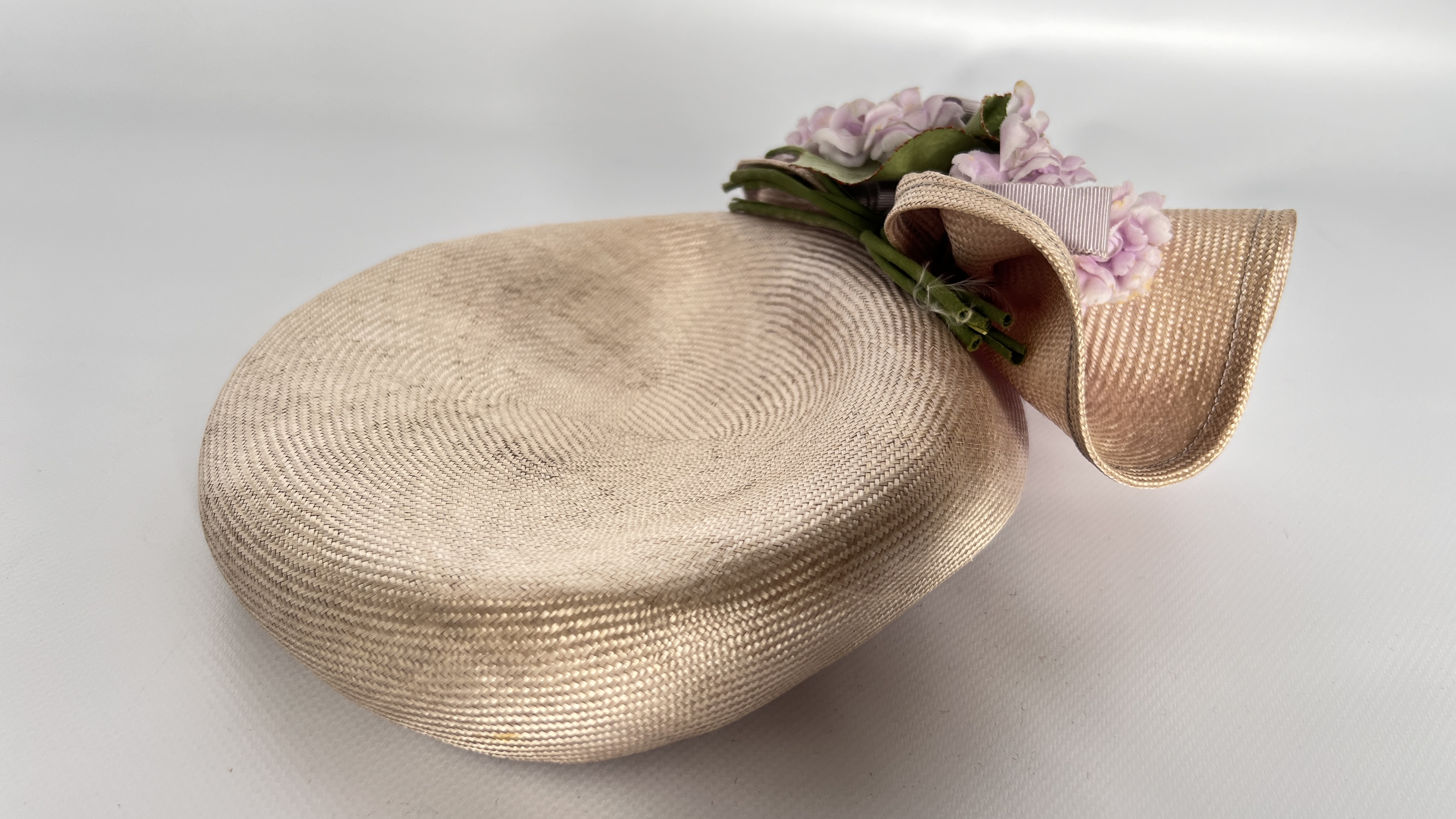 5 1940/50S HATS, 1 MULTI COLOURED FEATHER, 1LILAC/GREY STRAW (FADED) WITH FLOWERS, 1 BROWN STRAW, - Image 15 of 27