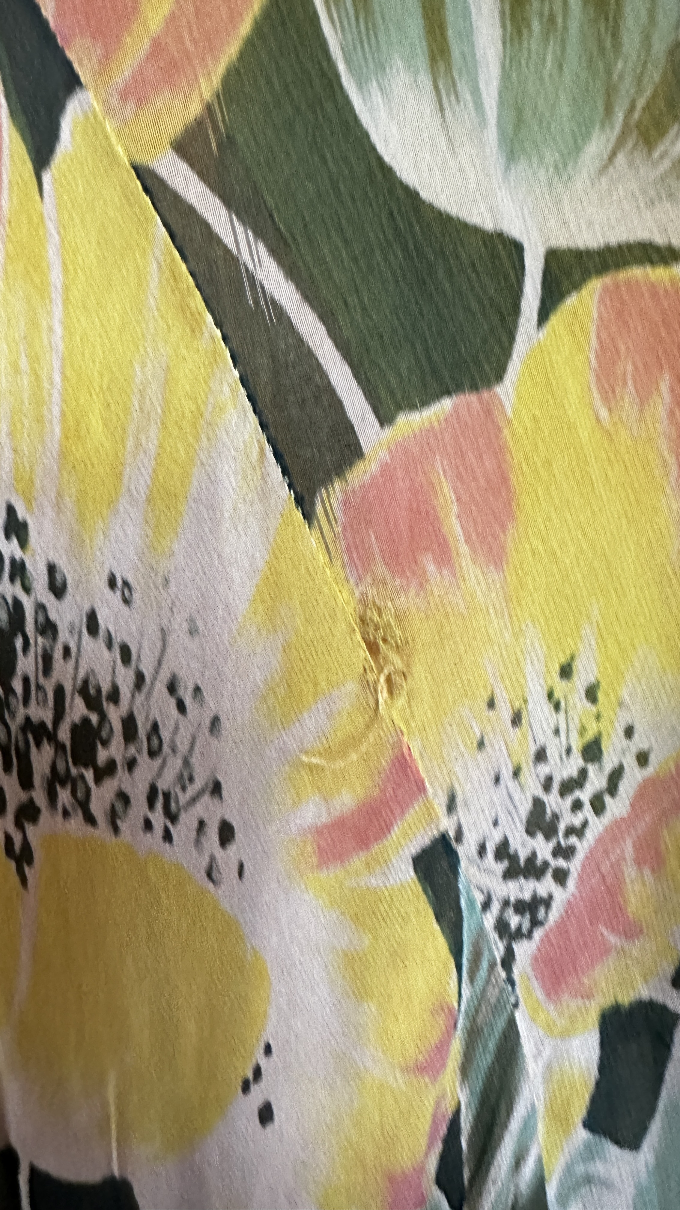 1930S CHIFFON AND CREPE DRESSING GOWN WITH LARGE YELLOW/GREEN/ORANGE FLOWERS - A/F CONDITION, - Image 39 of 39