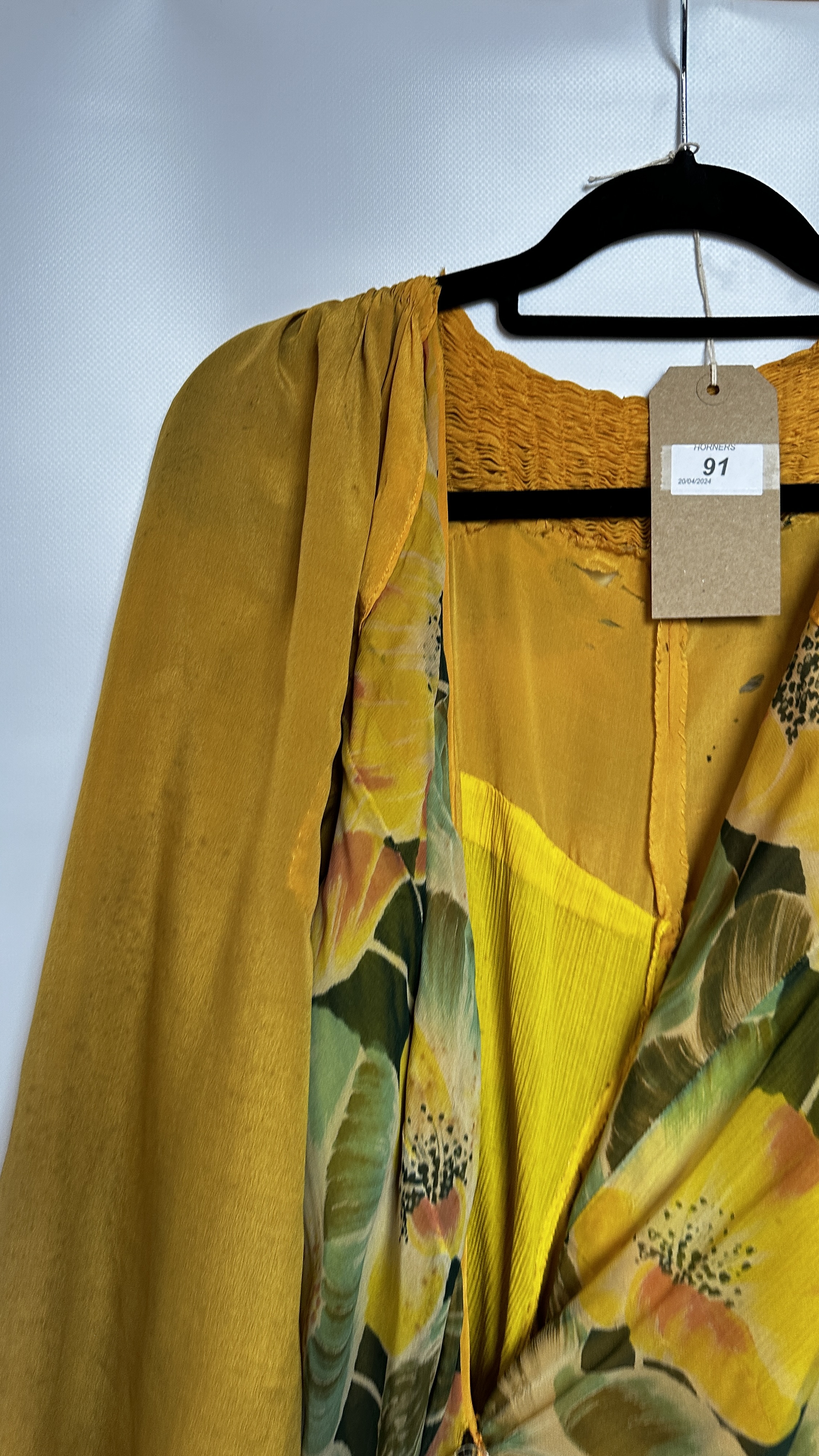 1930S CHIFFON AND CREPE DRESSING GOWN WITH LARGE YELLOW/GREEN/ORANGE FLOWERS - A/F CONDITION, - Image 20 of 39