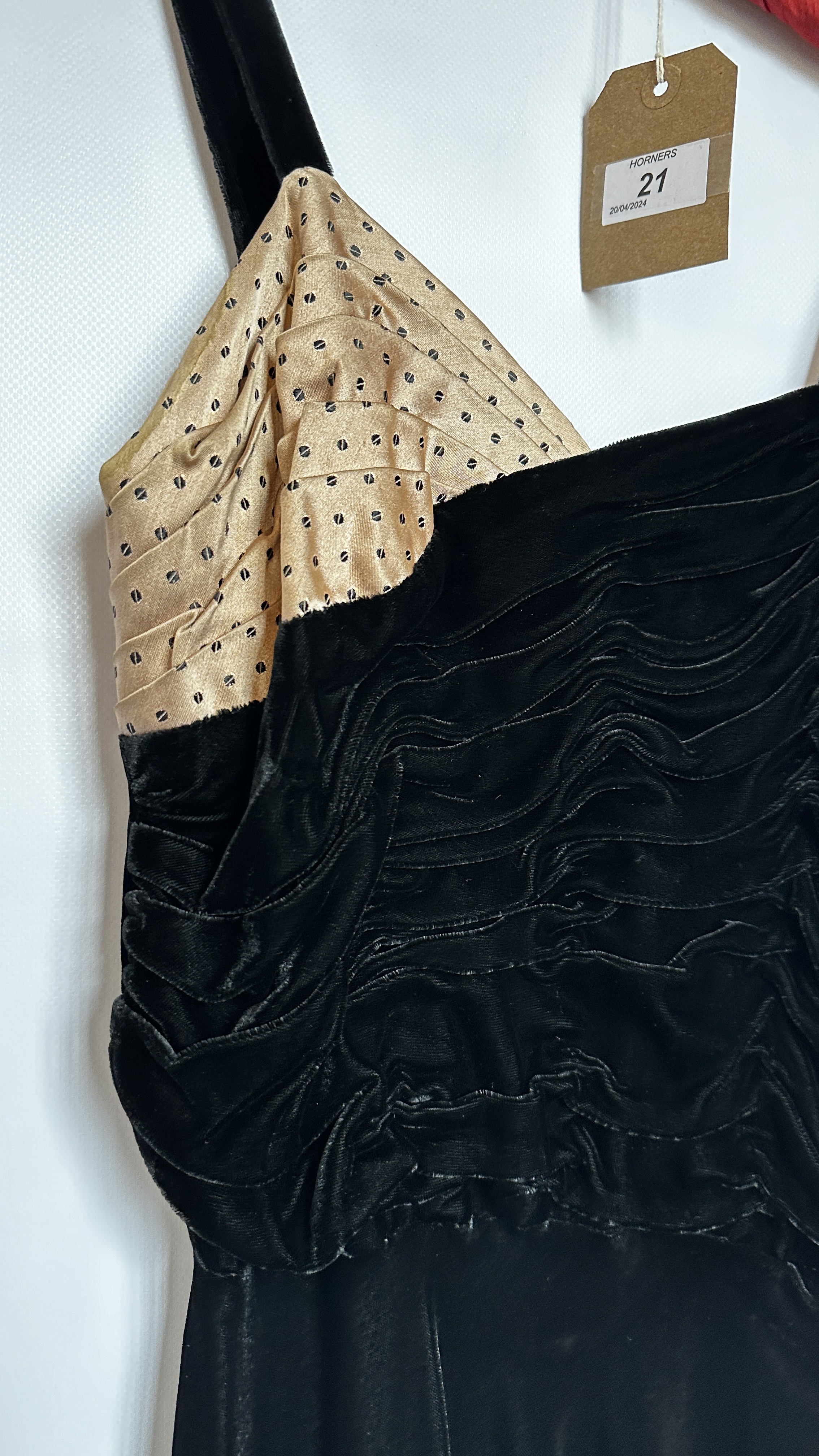 1940S CLASSIC BLACK VELVET & SILK EVENING GOWN WITH PINK SPOT TRIM ON BODICE AND WAISTLINE TO - Image 6 of 16