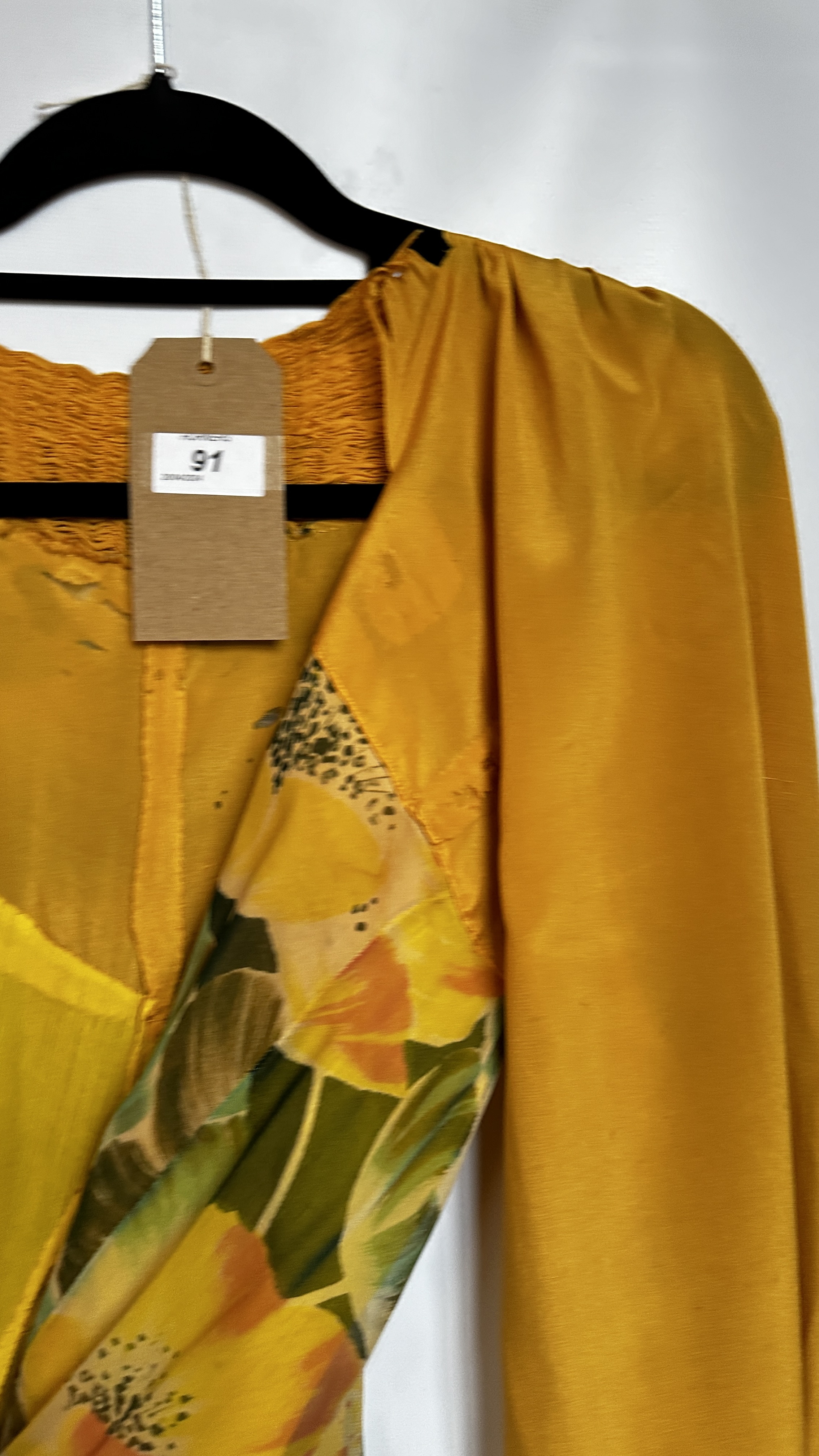 1930S CHIFFON AND CREPE DRESSING GOWN WITH LARGE YELLOW/GREEN/ORANGE FLOWERS - A/F CONDITION, - Image 21 of 39