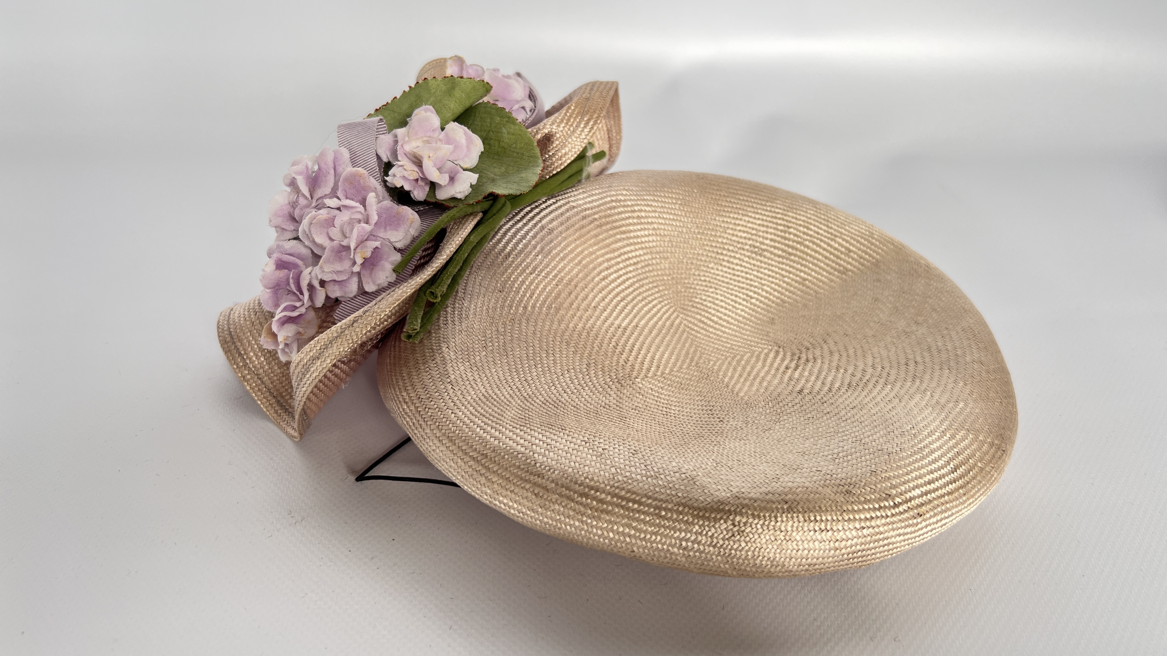 5 1940/50S HATS, 1 MULTI COLOURED FEATHER, 1LILAC/GREY STRAW (FADED) WITH FLOWERS, 1 BROWN STRAW, - Image 13 of 27