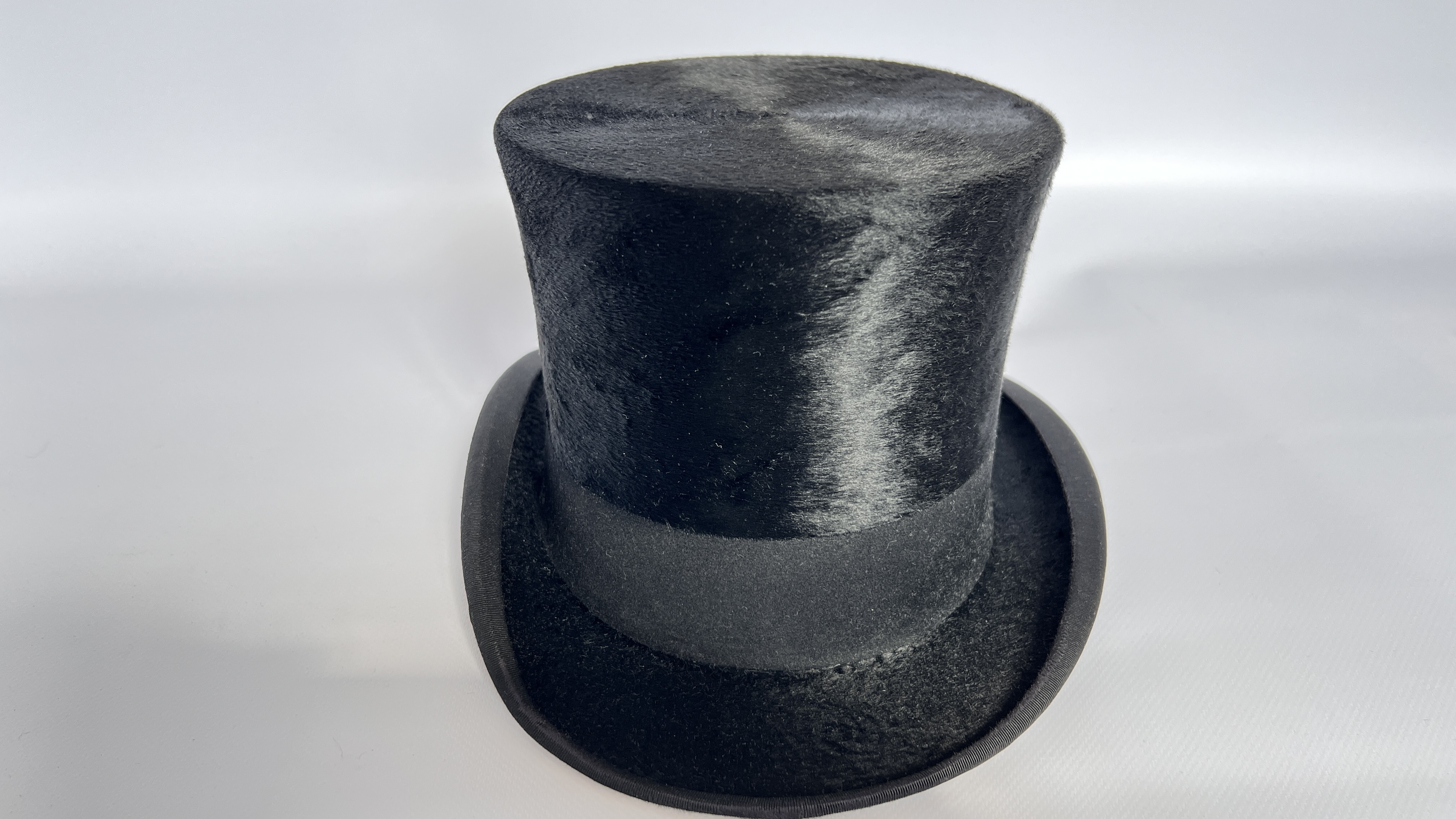 1920S SCOTT & CO BLACK TOP HAT, GREY GLOVES, WHITE WITH BLACK PATTERNED SCARF, - Image 6 of 23