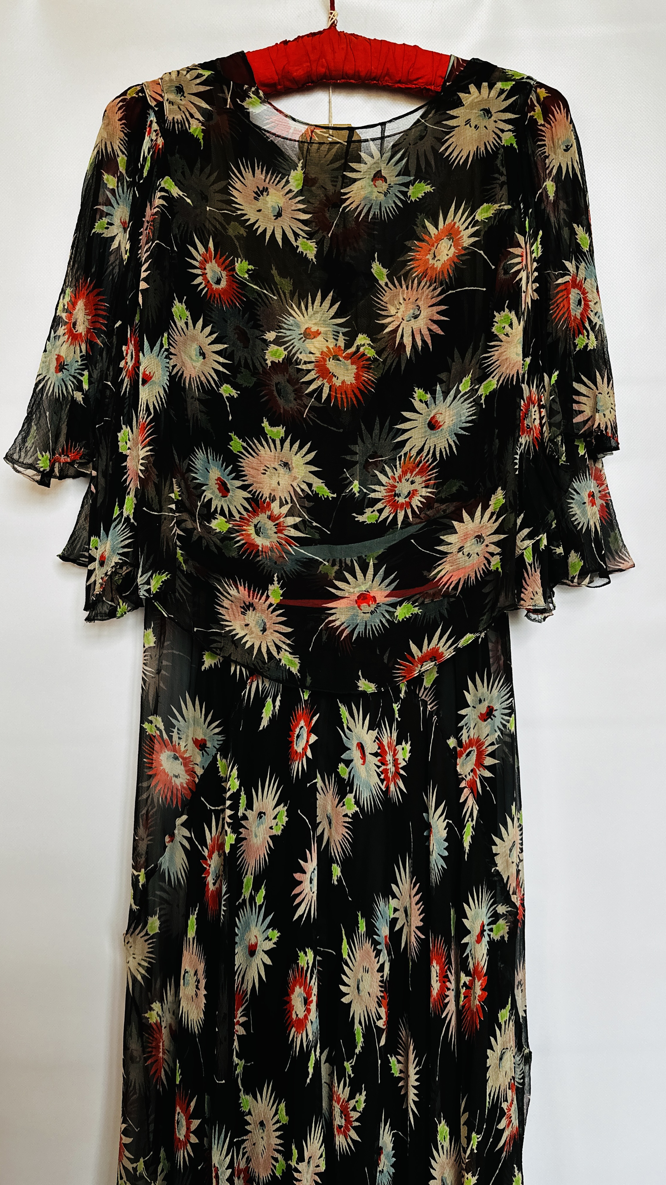 1920/30S BLACK FLOWERED CHIFFON GOWN, V NECKLINE, SHORT SLEEVES, SLEEVELESS JACKET, - Image 14 of 19