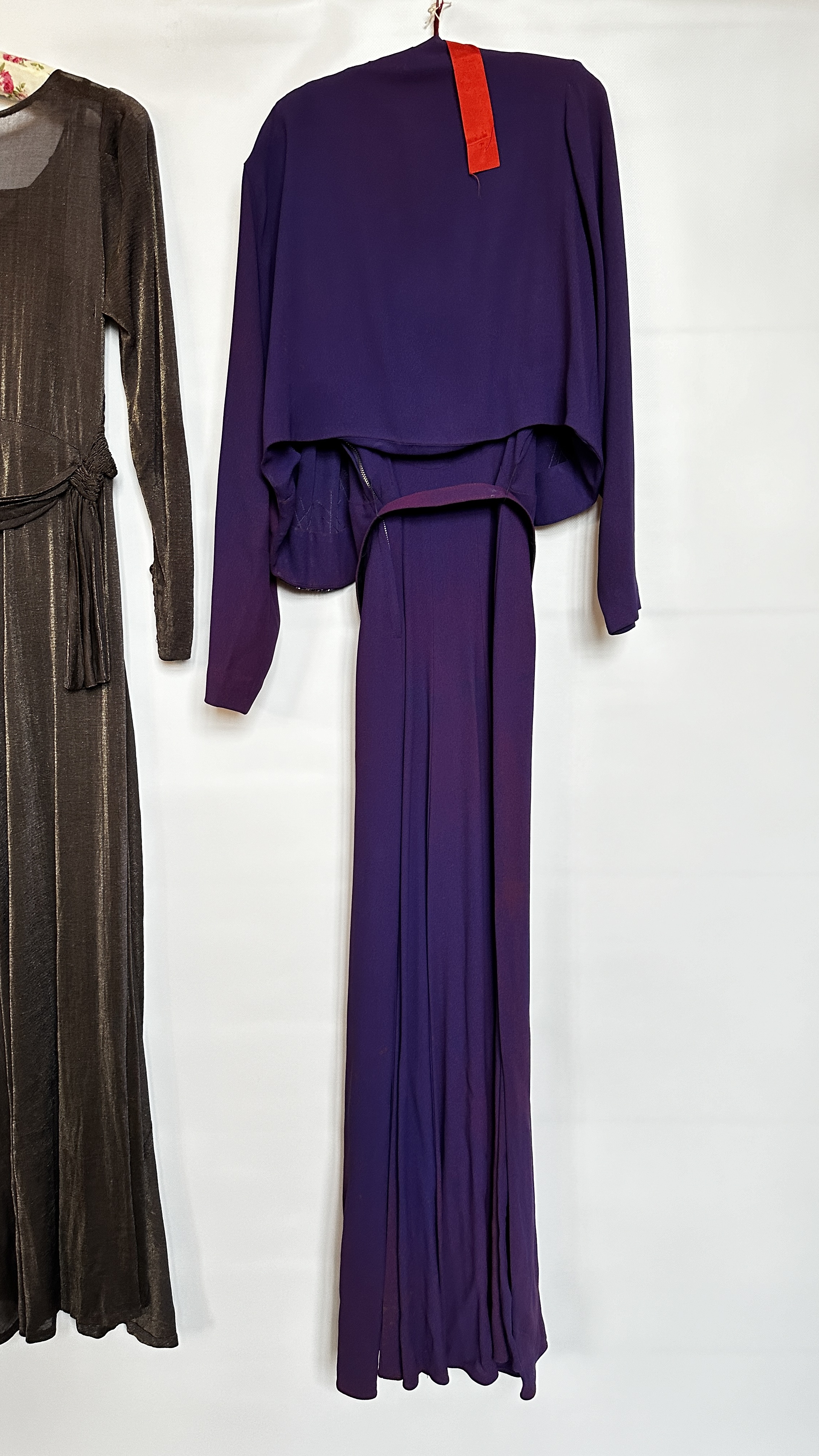 1940S PURPLE EVENING DRESS & BOLORO JACKET WITH SEQUIN DECORATION ON BODICE AND JACKET AND A 1940S - Image 23 of 37