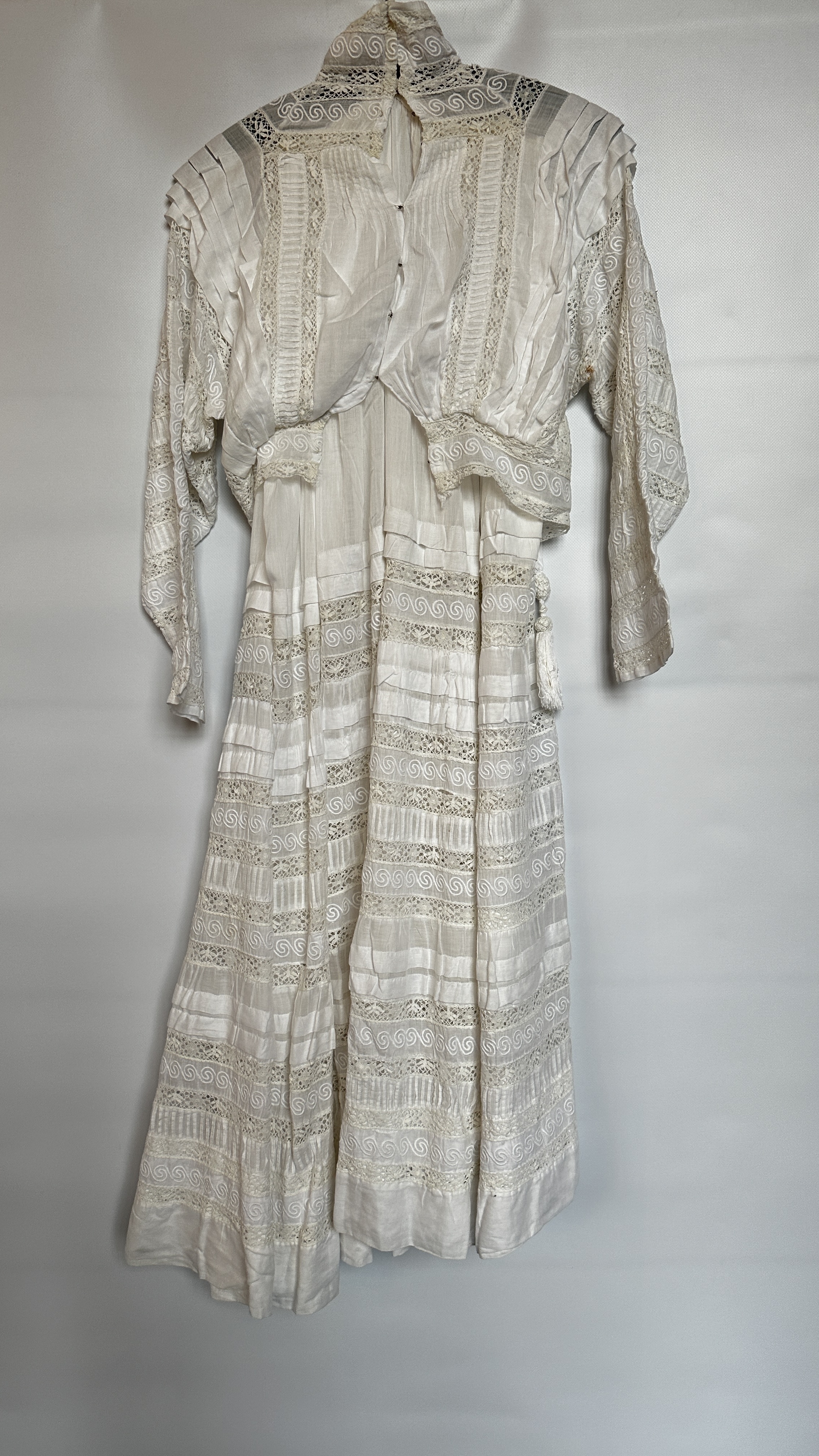 EDWARDIAN WHITE BRODERIES ANGLAISE 2 PIECE, LACE INSERTS AND SILK EMBROIDERED, TASSELS ON BODICE, - Image 11 of 20