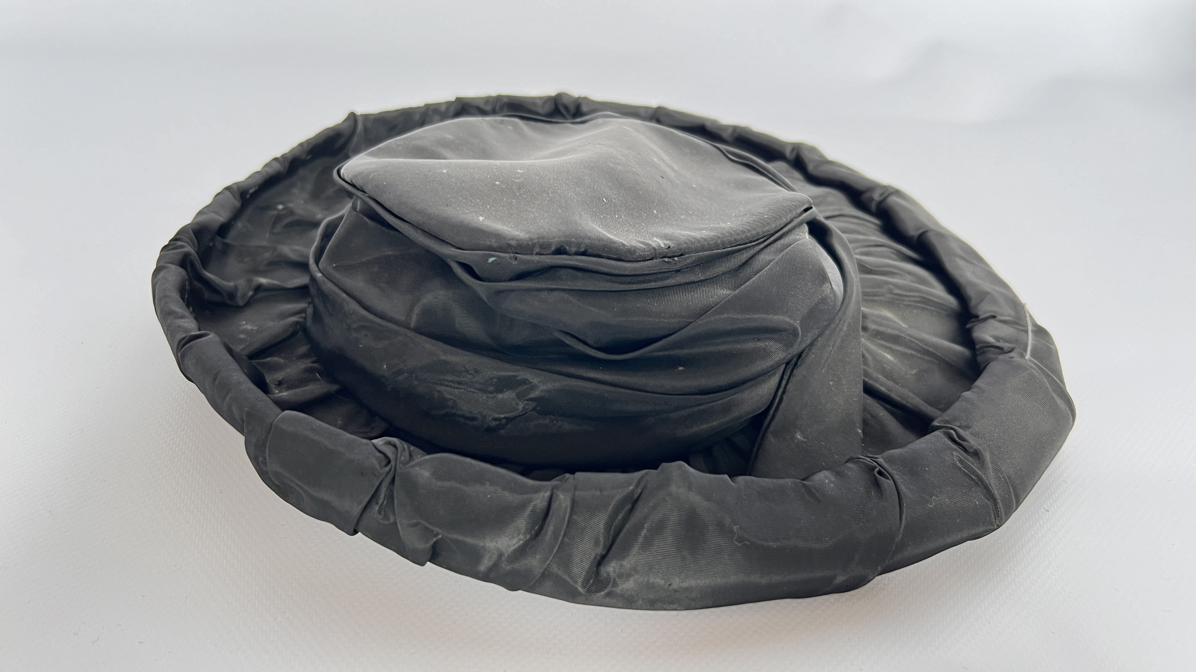 2 HAT BOXES CONTAINING 6 1940S HATS, 1 GREY FELT WITH VEIL (BADLY DAMAGED), - Image 24 of 28