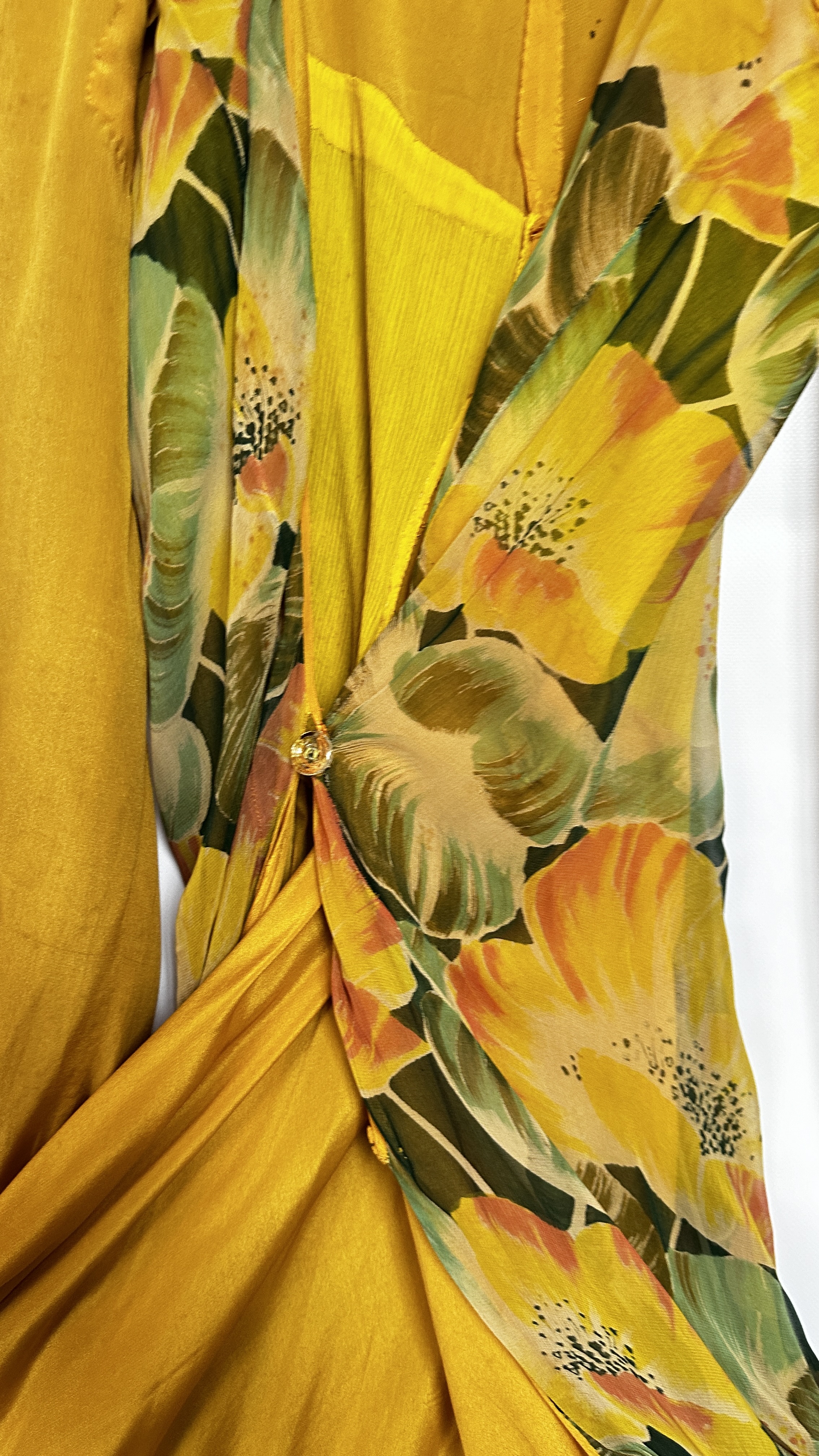 1930S CHIFFON AND CREPE DRESSING GOWN WITH LARGE YELLOW/GREEN/ORANGE FLOWERS - A/F CONDITION, - Image 24 of 39