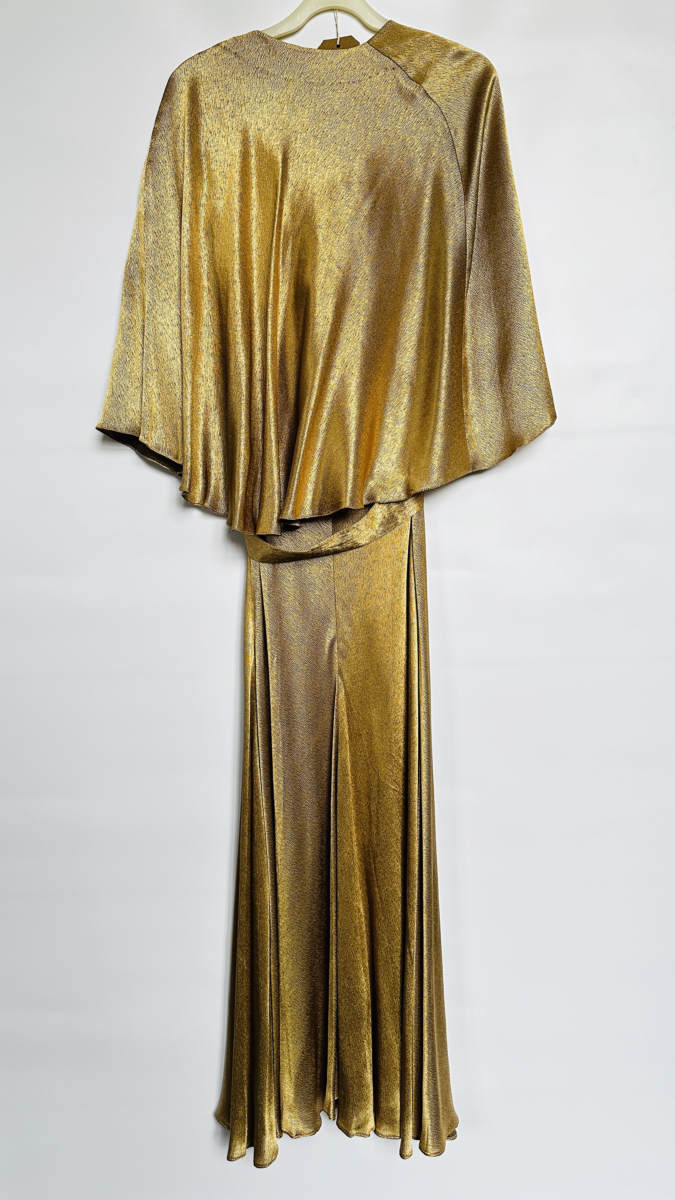 1930S GOLD LAMÉ EVENING DRESS WITH CAPE, RUCHED BODICE WITH FLOWERS AND BELT - A/F CONDITION, - Image 12 of 18