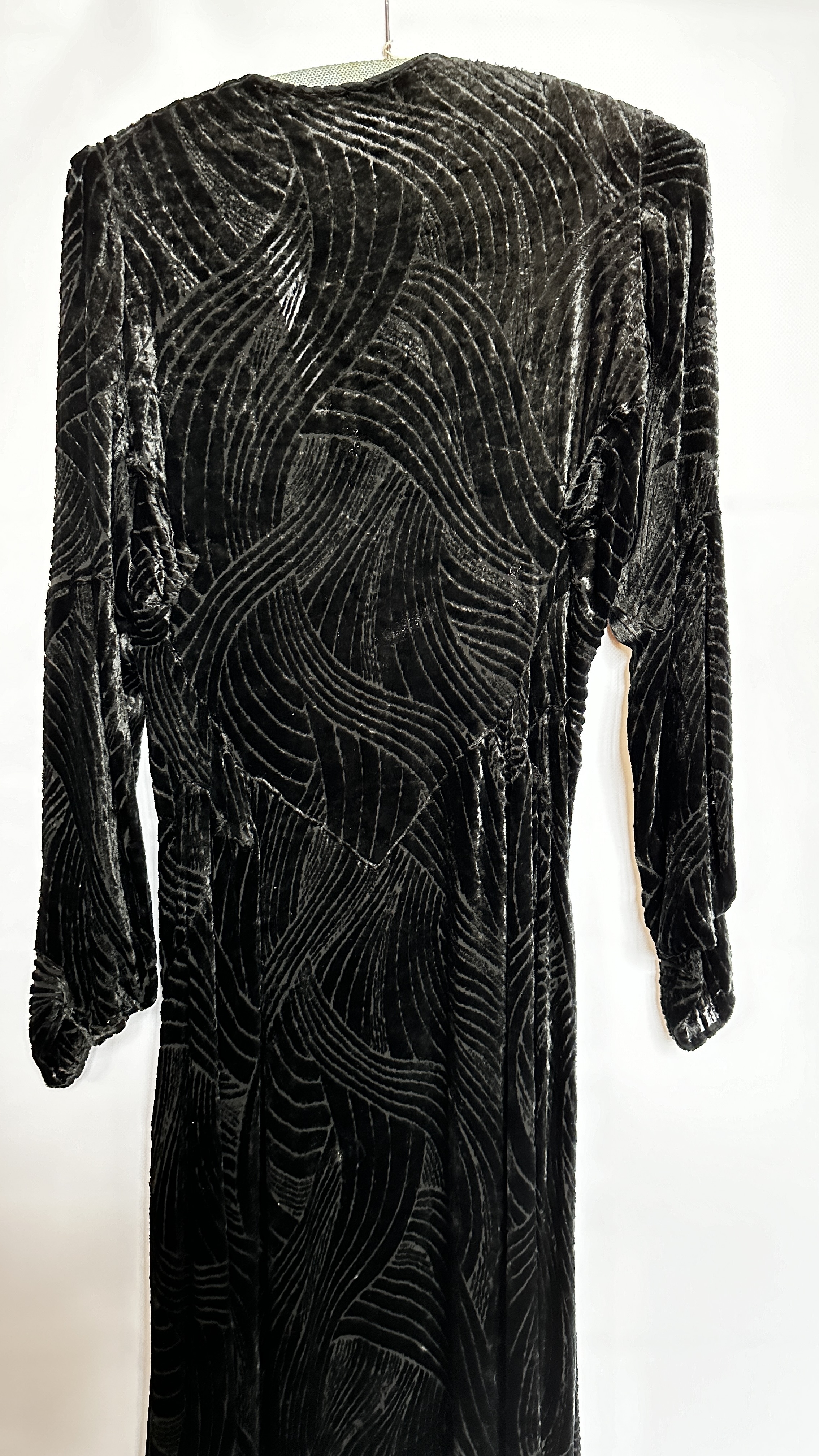 1930S BLACK SILK VELVET LONG SLEEVED GOWN, OPEN BODICE TO WAISTLINE, - Image 21 of 29