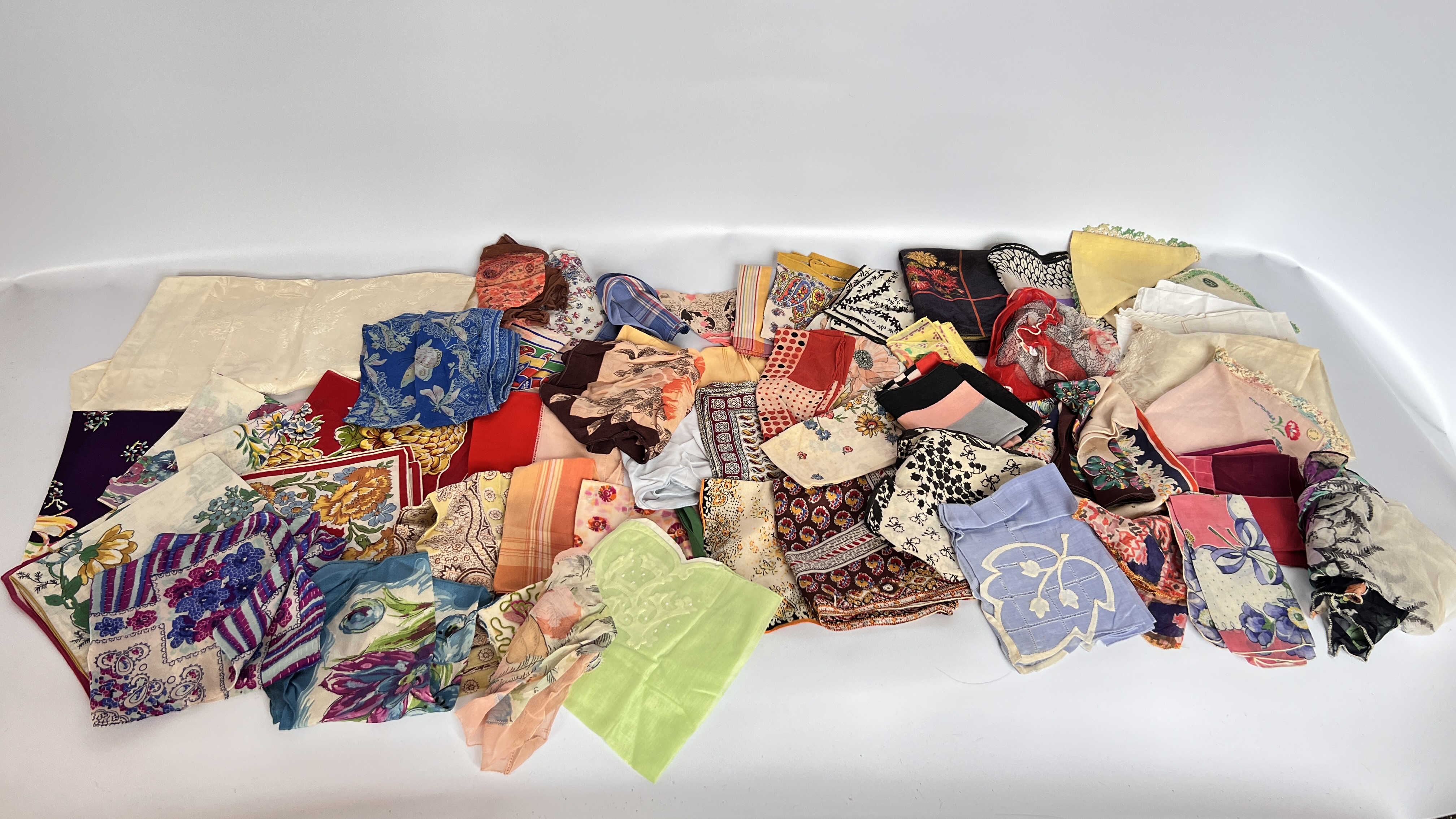 A BOX CONTAINING A QUANTITY OF 1920/30S LADY’S SILK AND CREPE HANDKERCHIEFS,