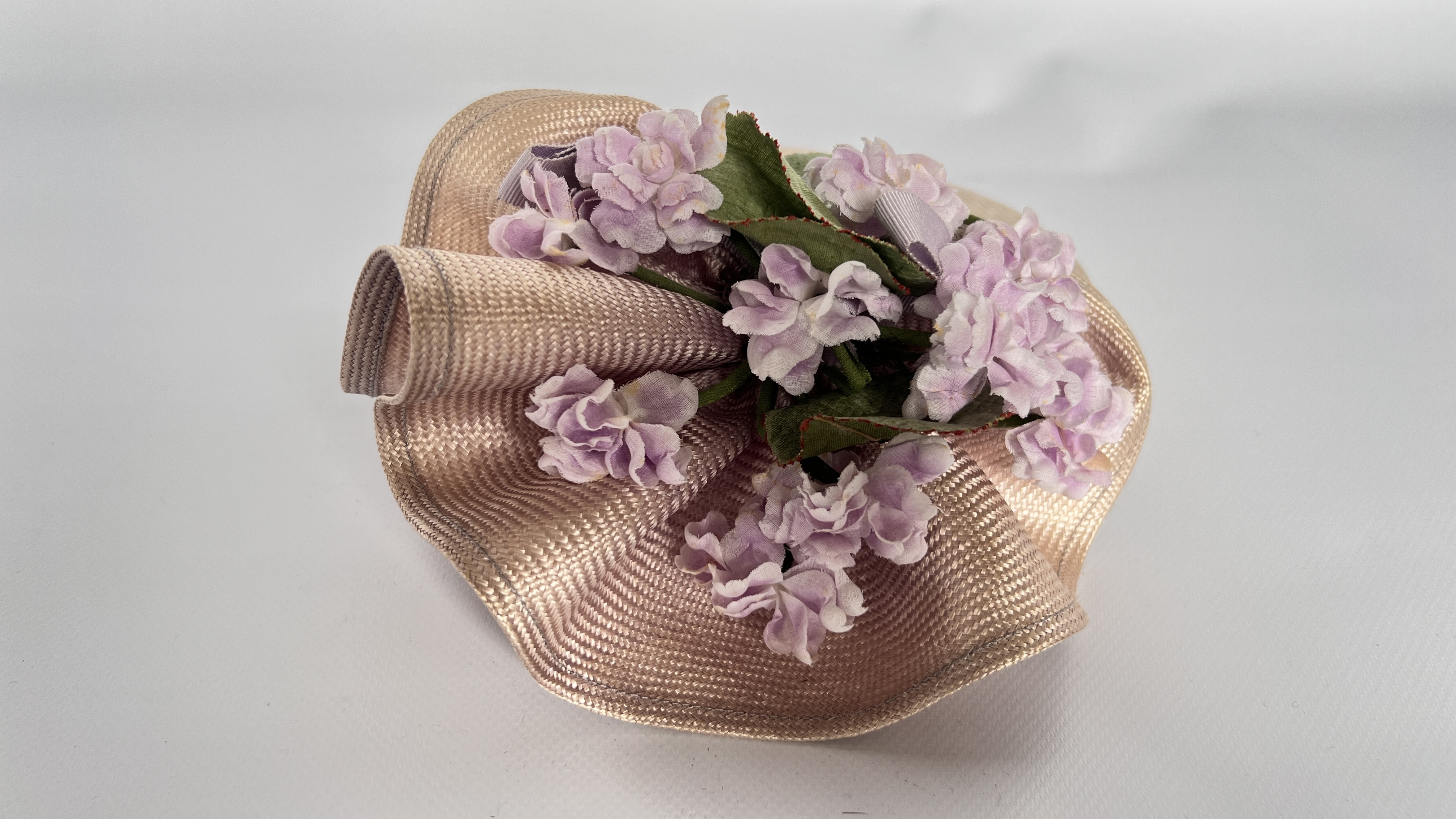 5 1940/50S HATS, 1 MULTI COLOURED FEATHER, 1LILAC/GREY STRAW (FADED) WITH FLOWERS, 1 BROWN STRAW, - Image 14 of 27