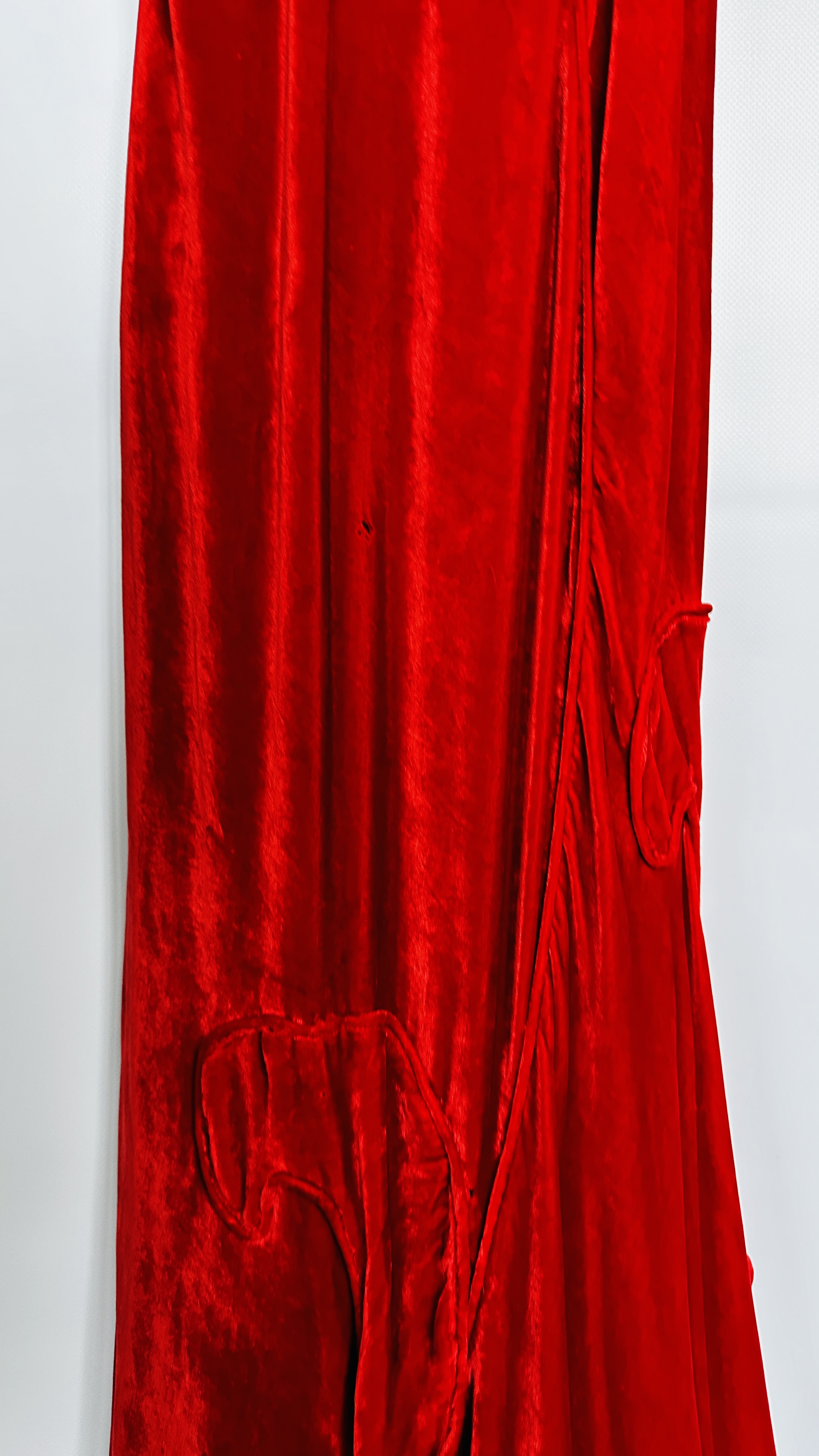 1930S RED VELVET EVENING GOWN FITTED HIPLINE, FULL CIRCULAR FRILLED HEMLINE, - Image 4 of 30