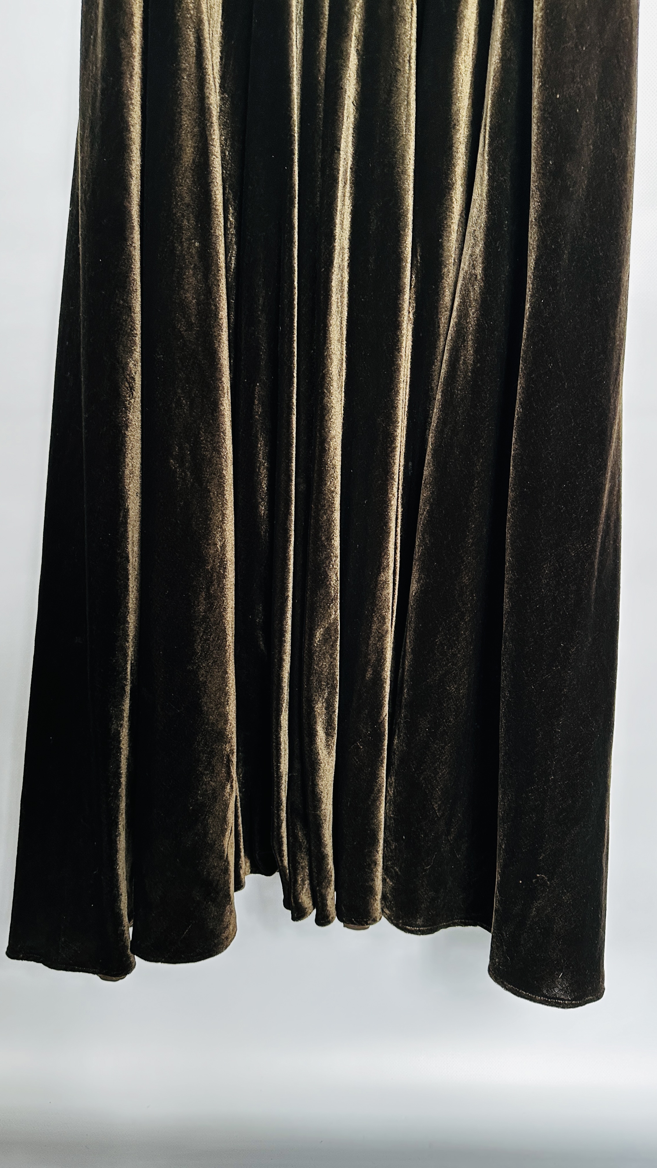 1930S BROWN VELVET EVENING COAT PETER JONES, LEG OF MUTTON SLEEVES, RUCHED COLLAR - A/F CONDITION, - Image 15 of 15