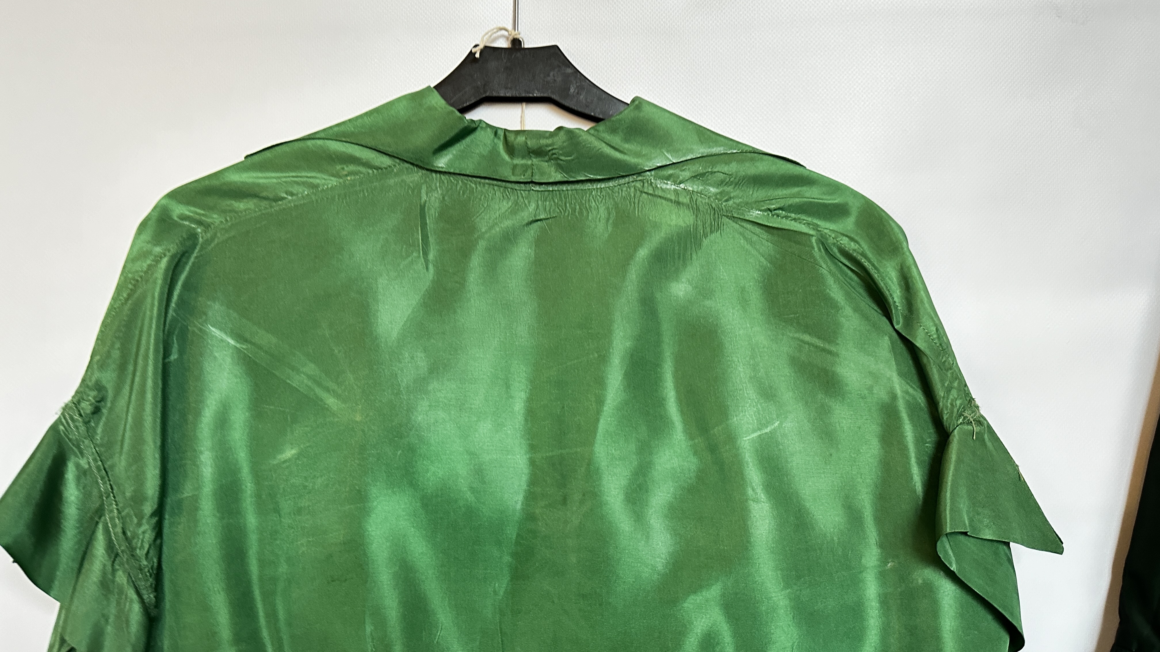 1940S GREEN SHOT TAFFETA EVENING DRESS WITH BOLERO, - Image 27 of 38