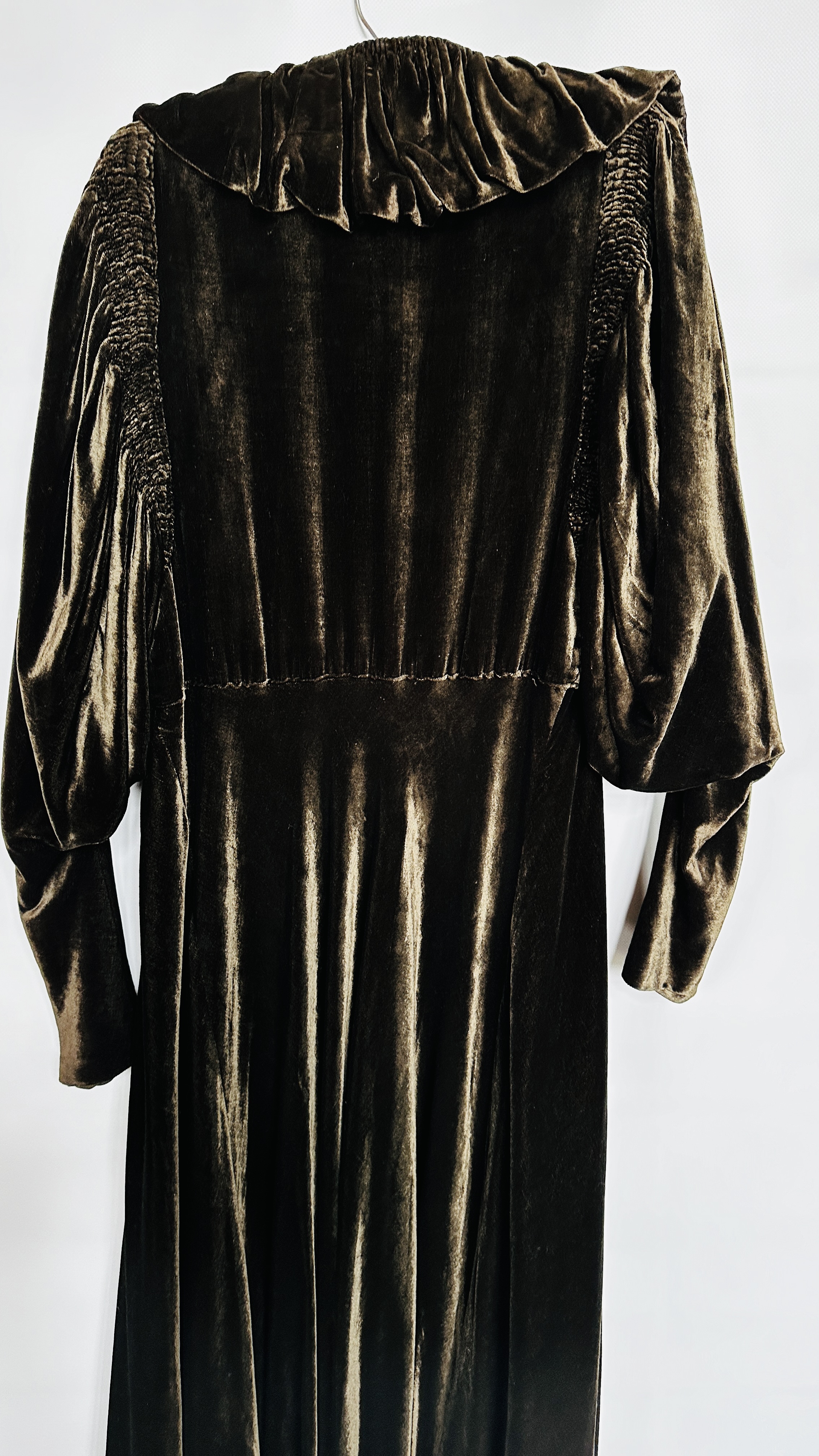 1930S BROWN VELVET EVENING COAT PETER JONES, LEG OF MUTTON SLEEVES, RUCHED COLLAR - A/F CONDITION, - Image 13 of 15