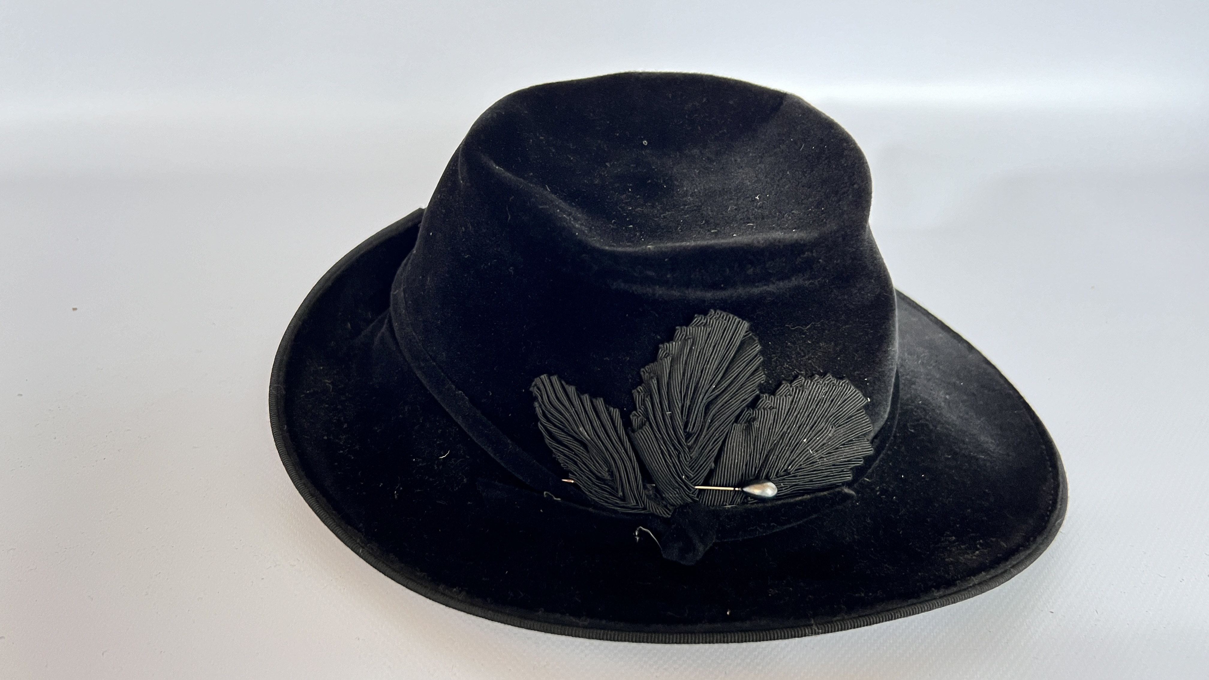 13 1940/50S HATS, 1 MORRIS ANGEL & SON LTD PURPLE TOP HAT (SOME DAMAGE), - Image 31 of 64