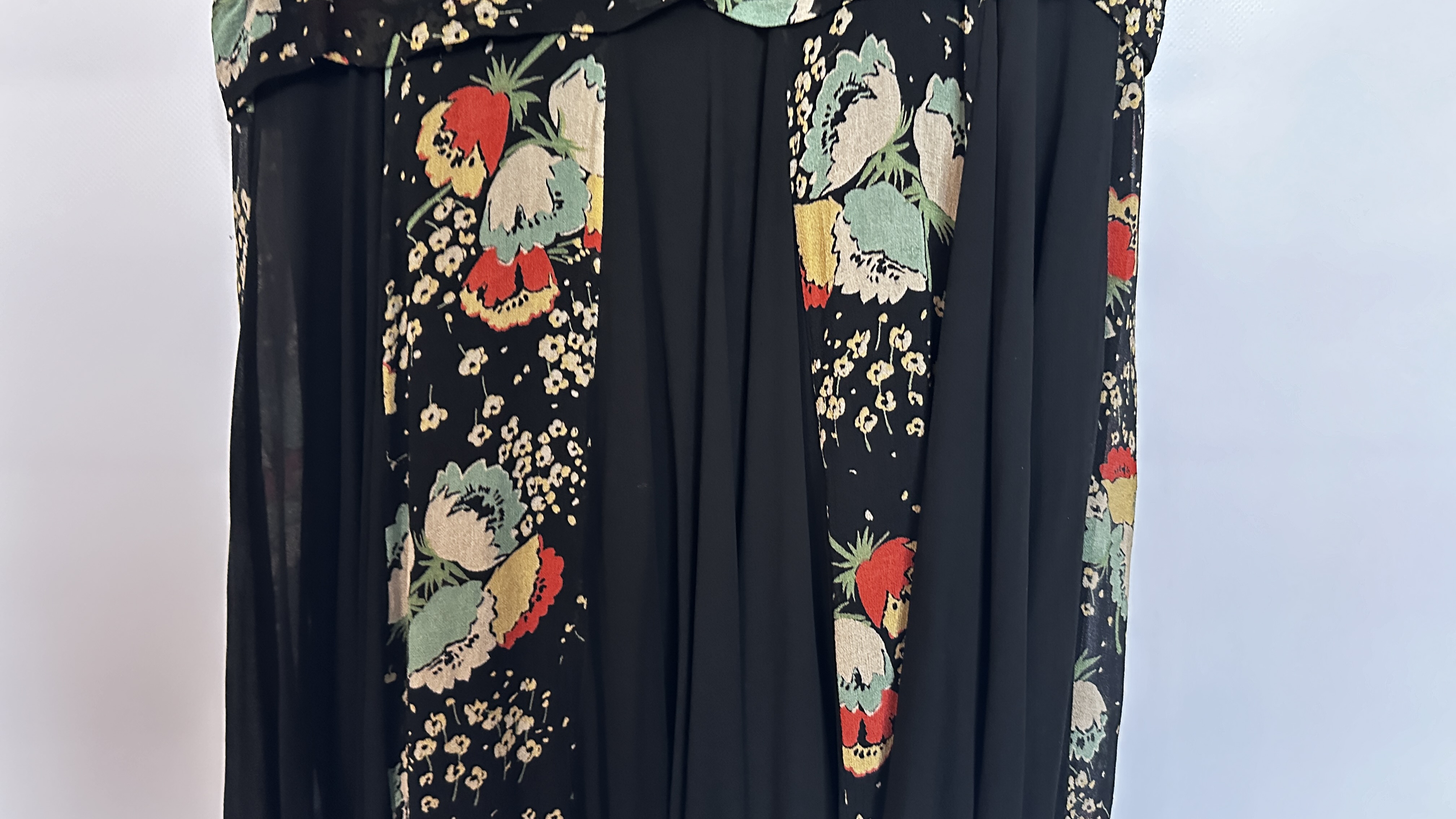 1920S BLACK CREPE AND CHIFFON DRESS, DECORATED WITH TURQUOISE/RED/ YELLOW/BEIGE FLOWER DESIGN, - Image 16 of 17