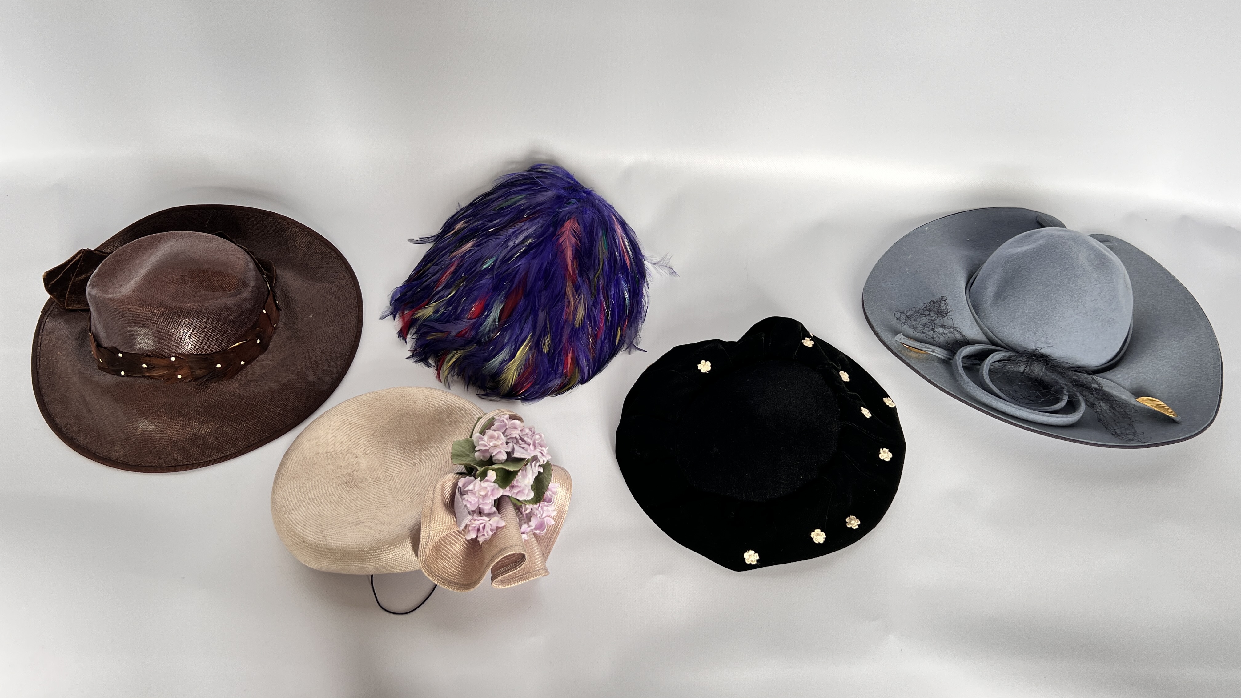 5 1940/50S HATS, 1 MULTI COLOURED FEATHER, 1LILAC/GREY STRAW (FADED) WITH FLOWERS, 1 BROWN STRAW,