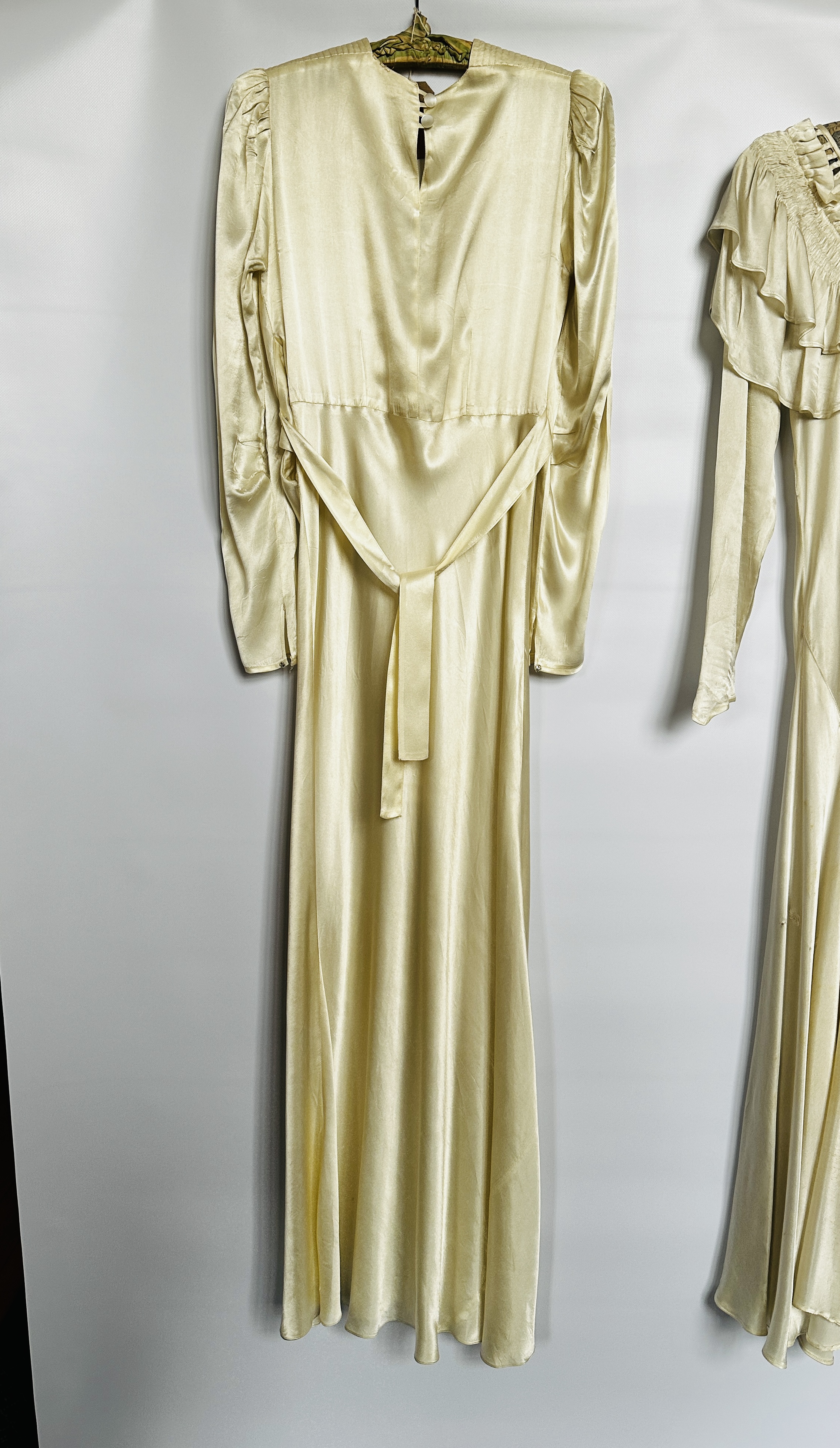 1940S CREAM SATIN GOWN, FRILLED NECKLINE, LONG SLEEVES AND A 1940S CREAM SATIN GOWN, - Image 26 of 31