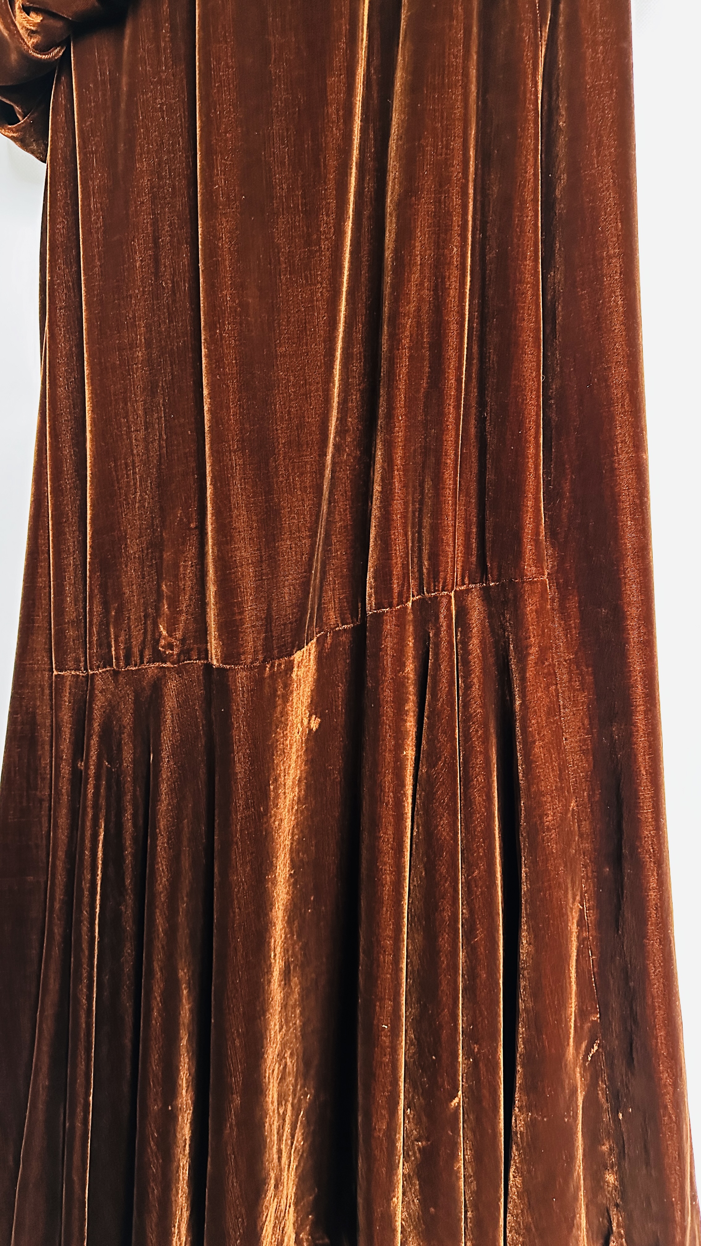 1920S BROWN VELVET LONG CAPE, BUTTONED ON COLLAR, PUFF SLEEVES - A/F CONDITION, SOLD AS SEEN. - Image 16 of 18