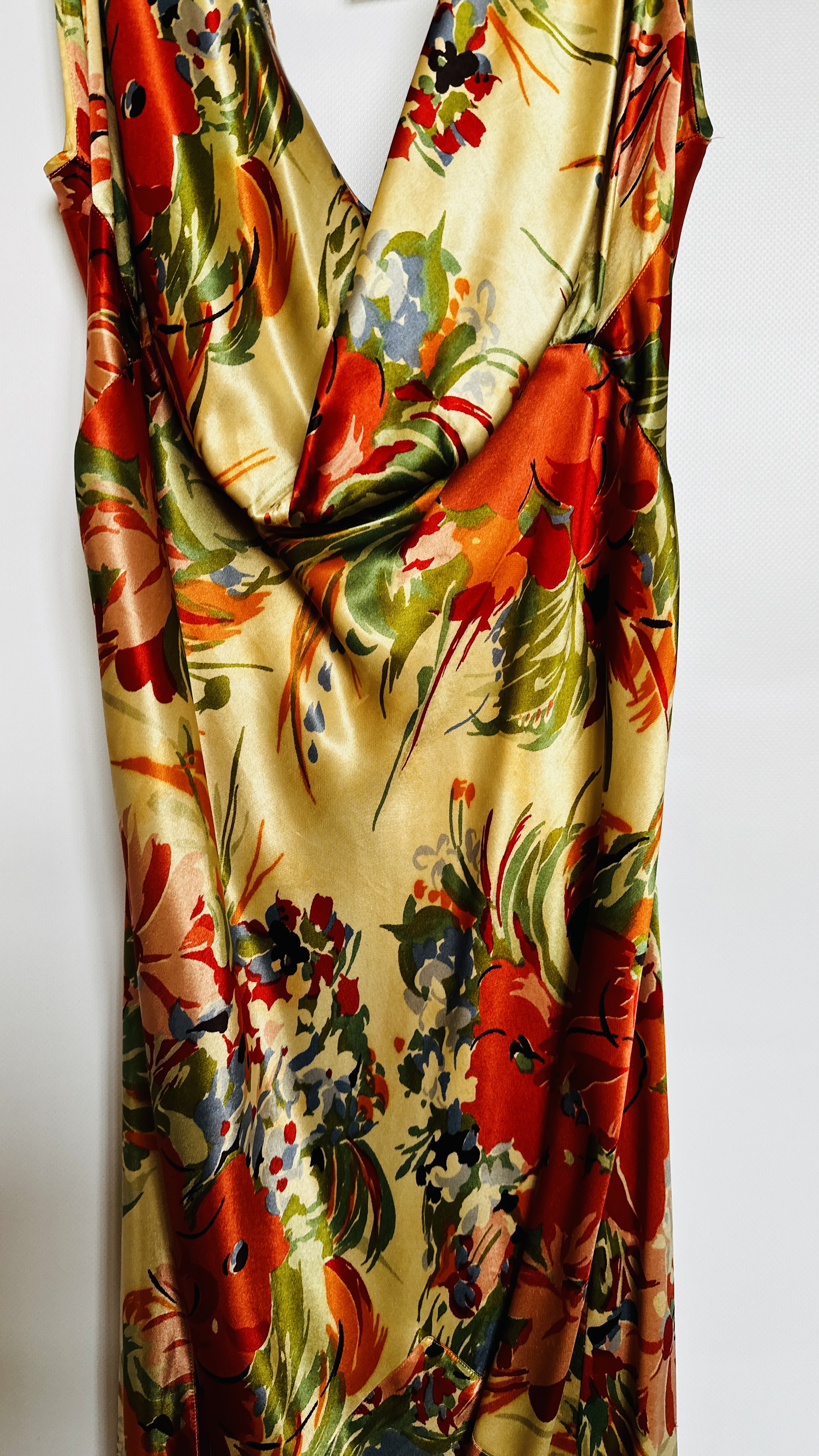 1930S CREAM & RED SATIN EVENING GOWN WITH CORAL/BLUE/GREEN FLOWERED DESIGN, - Image 16 of 18